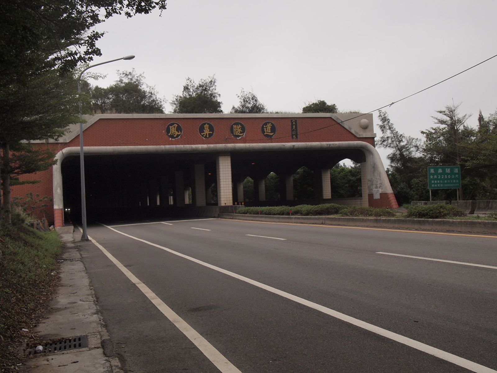 新竹鳳鼻尾隧道驚悚車禍　偽牌改裝機車逃警攔查自撞釀2死