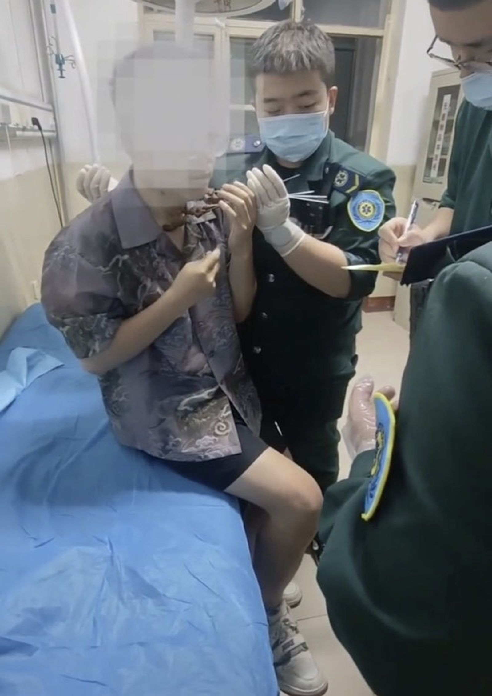 男子頸部被射插4根金屬籤，相當駭人。圖／翻自《極目新聞》