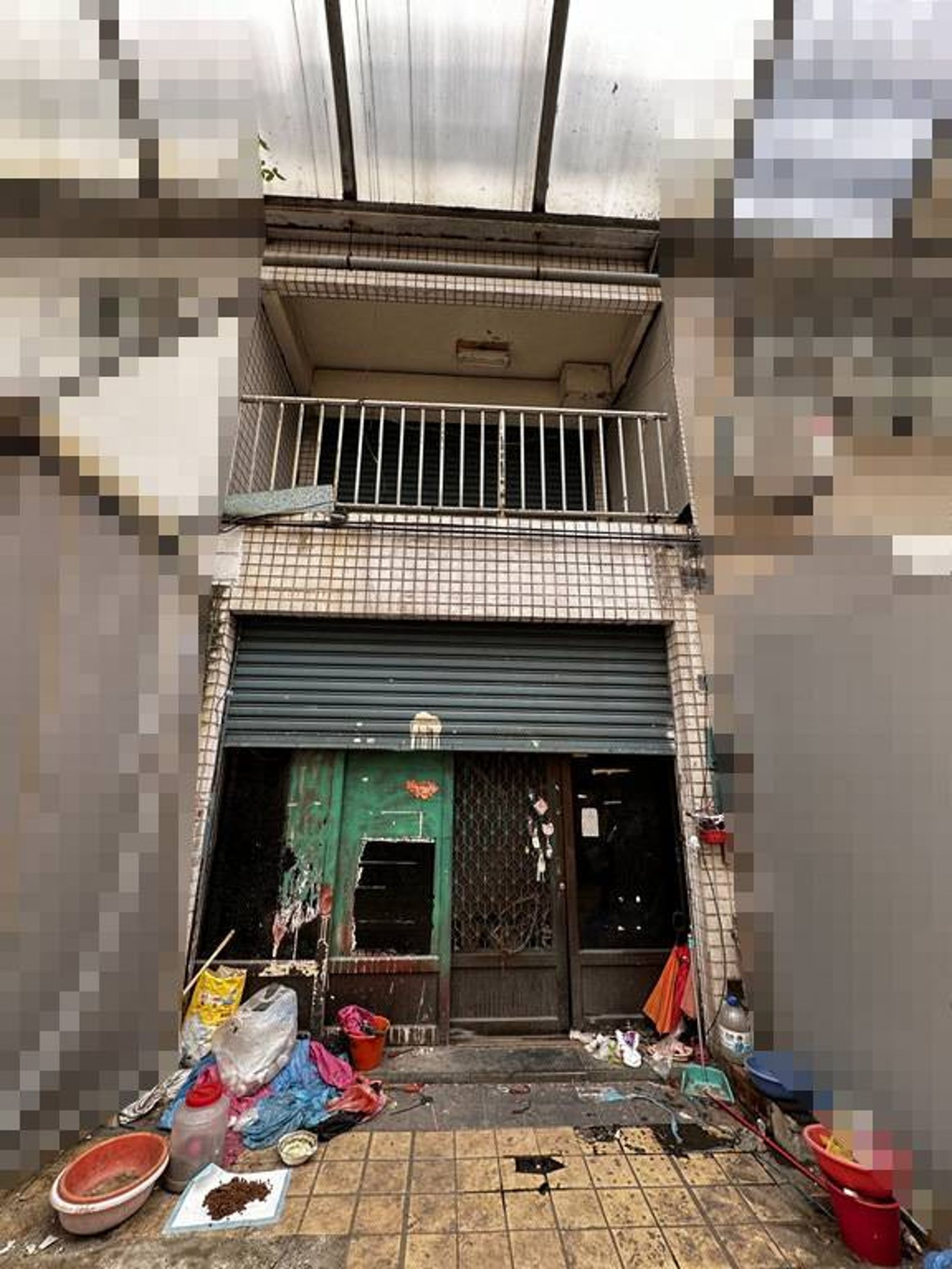 鳳山「米奇妙妙屋」囤垃圾累積145張罰單　屋主兒子哭求代償罰金獲准暫緩拍賣