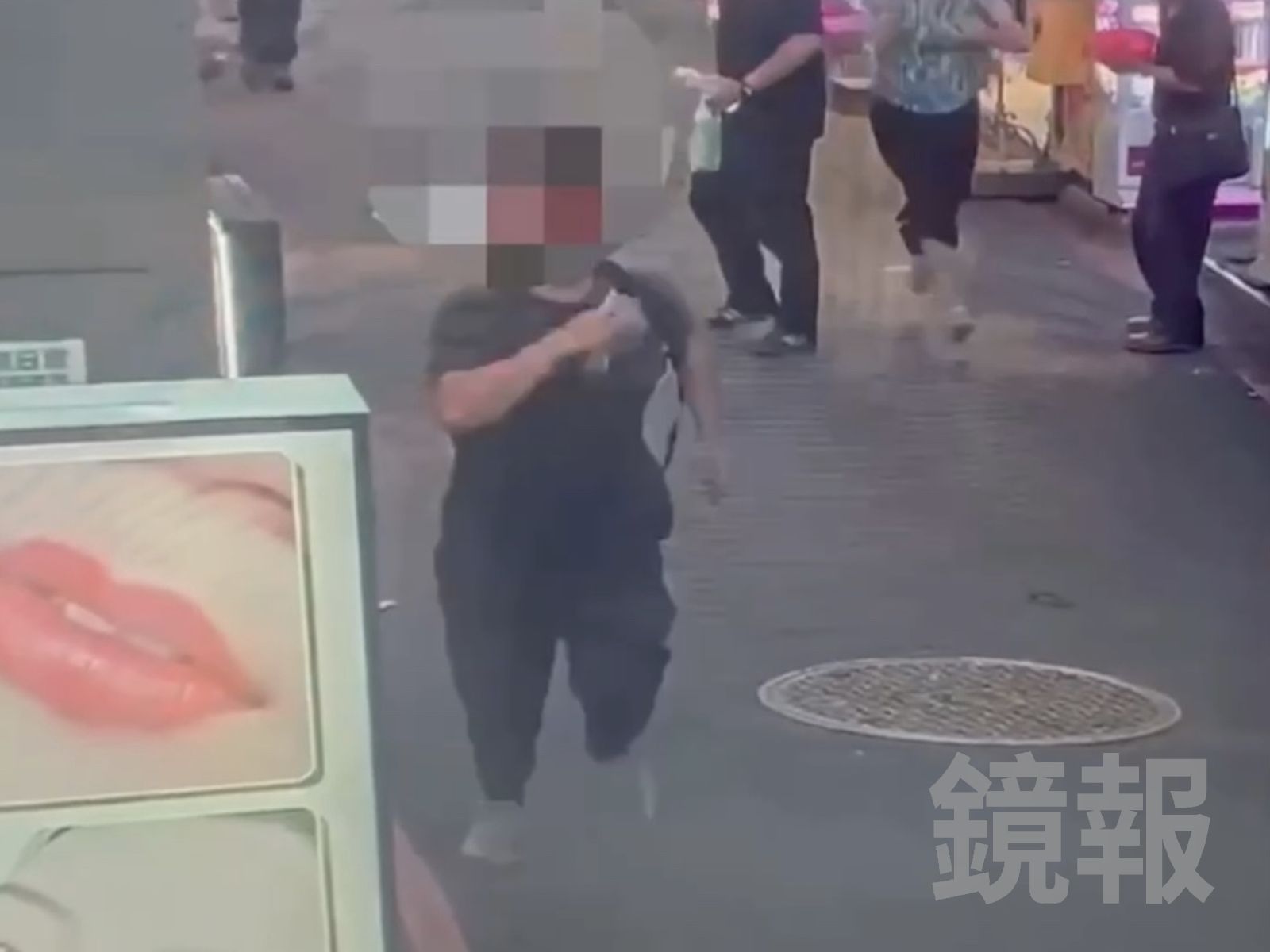 有片／西門町換匯驚魂！假幣商搶21萬拔腿狂奔　正義群眾巷內合力壓制