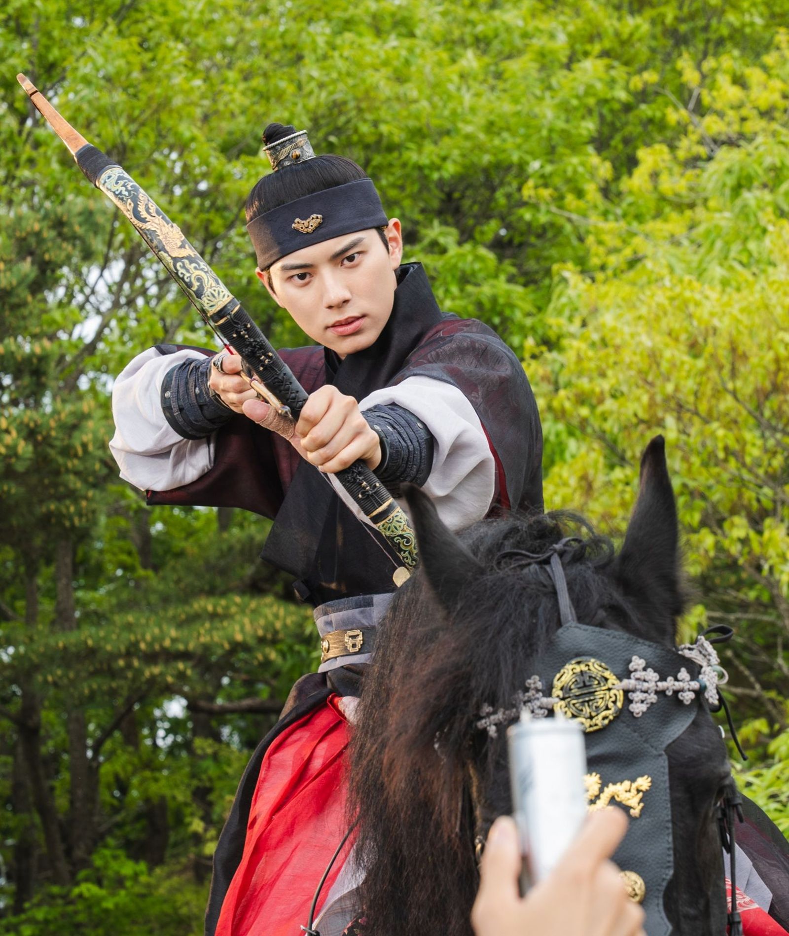 李彩玟在劇中有精彩動作戲,騎馬、射箭樣樣來。Netflix提供