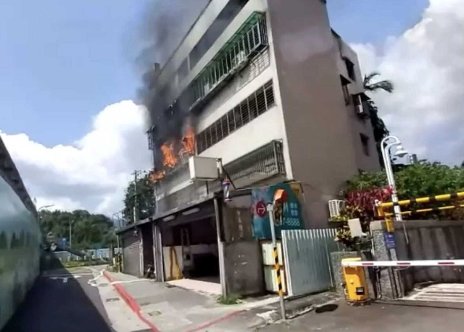 士林民宅竄火舌畫面曝！警消到場火焰衝出窗台　59人出動灌救撲滅火勢