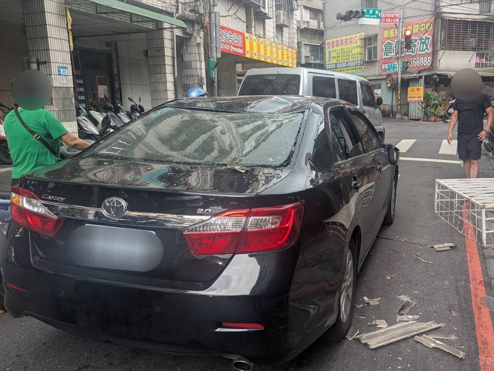 畫面曝光！新北男墜樓連鐵窗砸車頂　女駕駛停紅燈嚇破膽