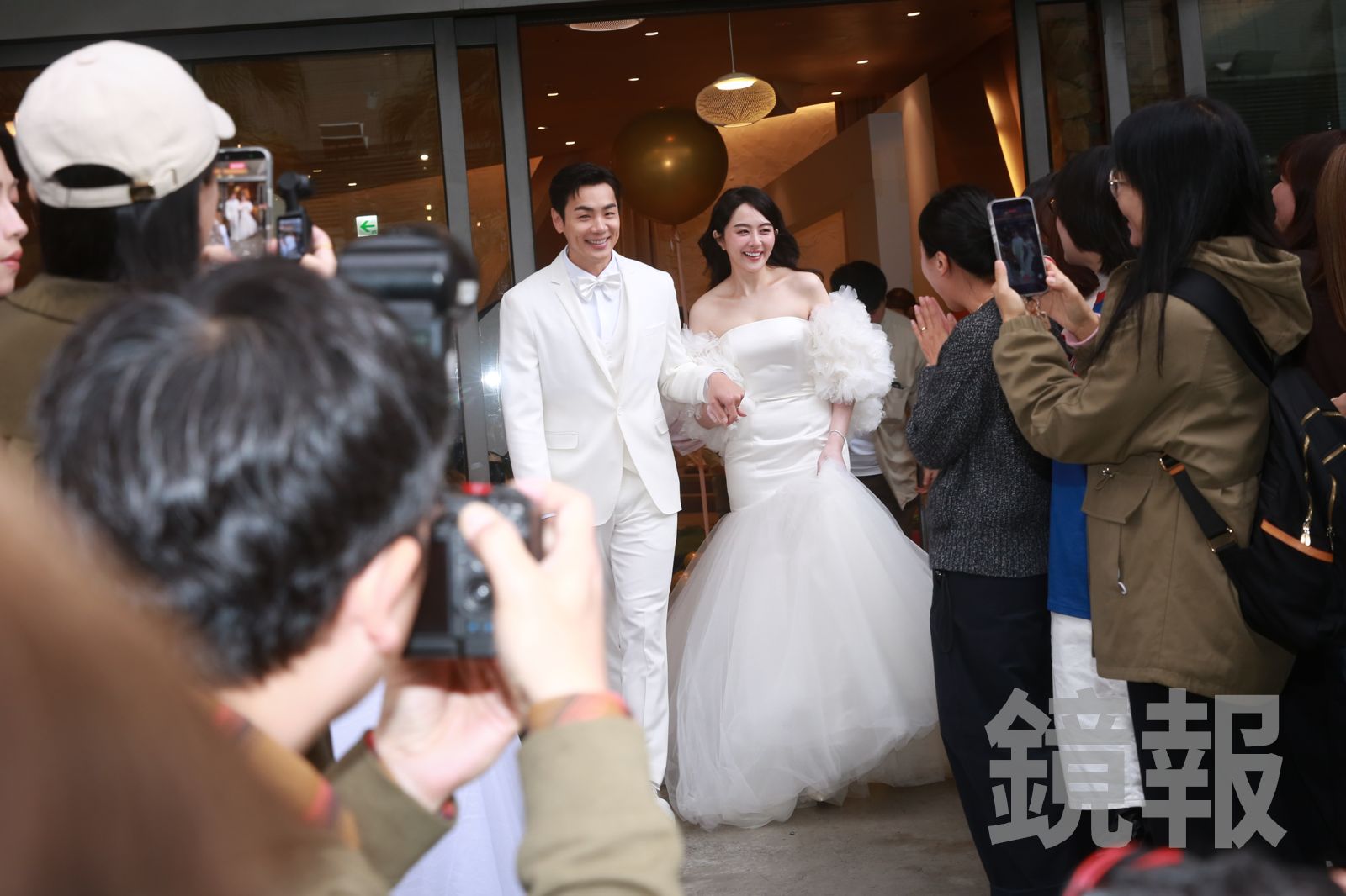 禾浩辰(左)、吳品潔婚禮上接受眾人祝福。李鍾泉攝