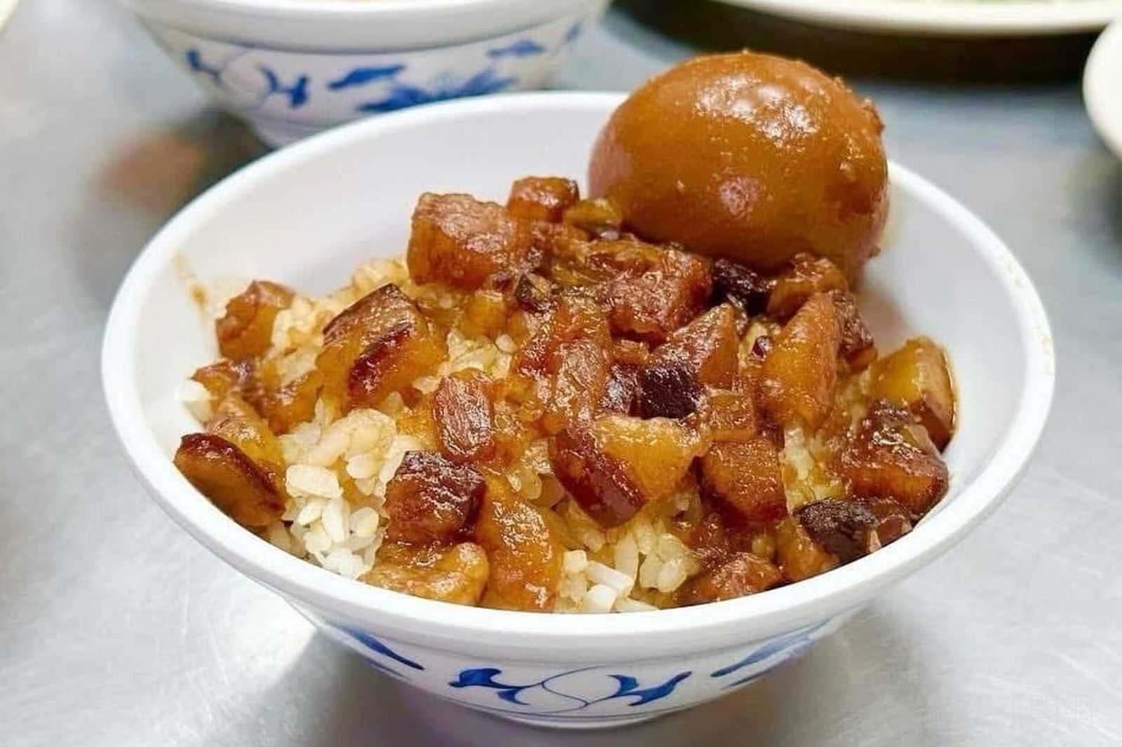 2025米其林必比登新入選／新店「賴岡山羊肉」滷７小時黏嘴滷肉飯、藝人瘦子下飛機直奔店裡嗑