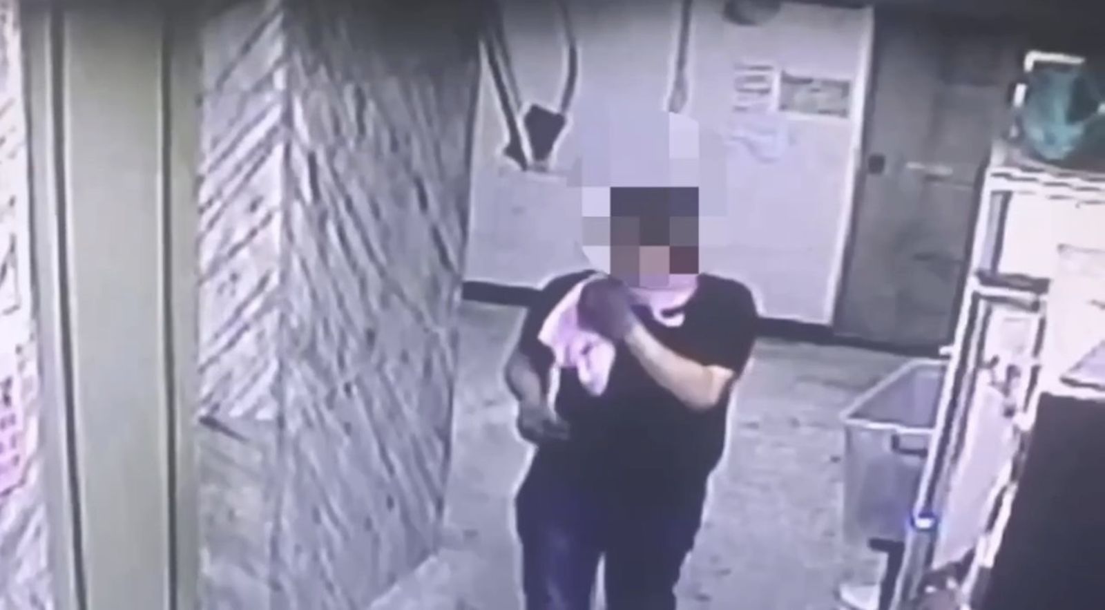 黃姓老翁在樓道內徘徊。