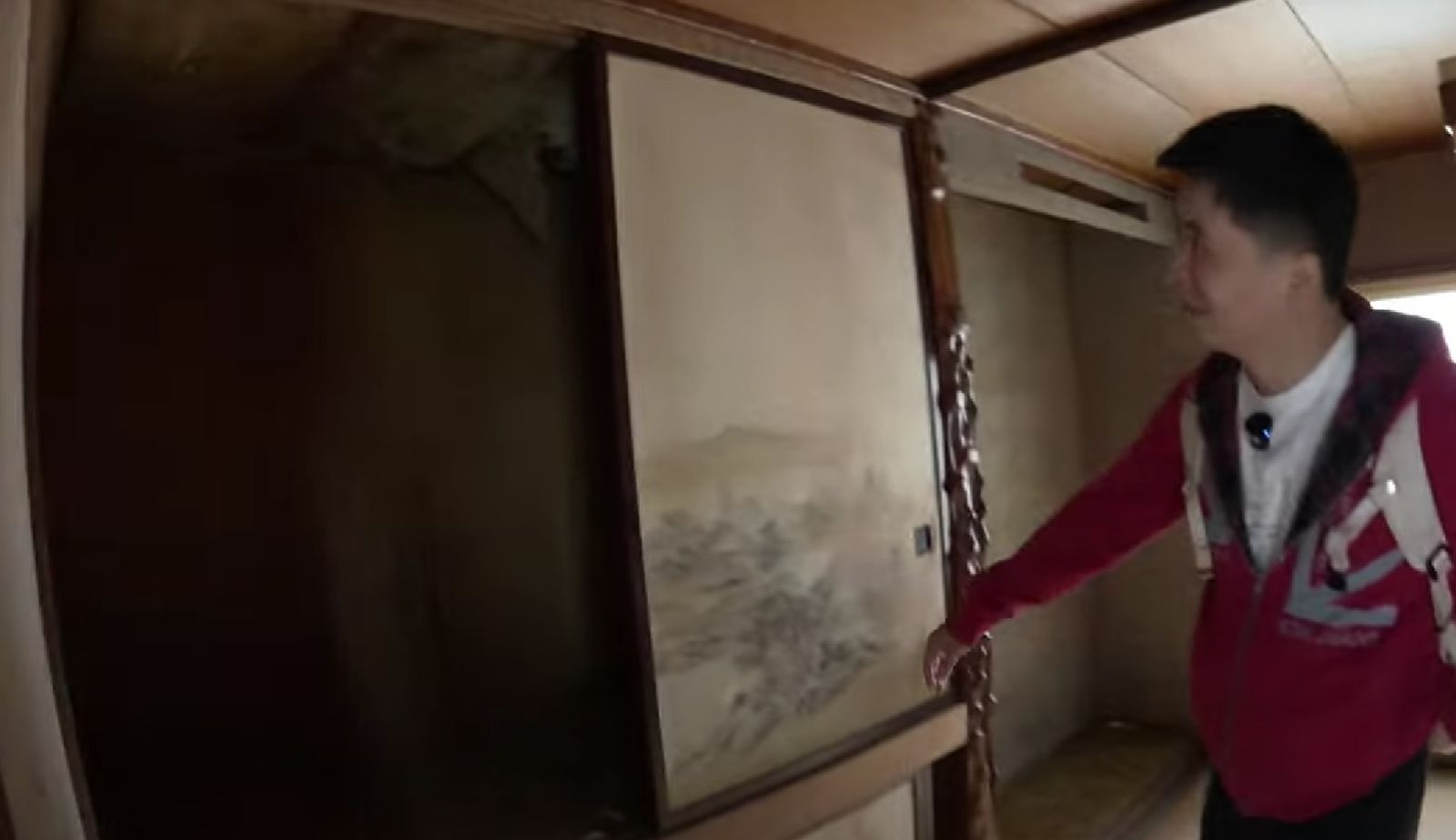 YouTuber「小夥伴失常」開箱可見室內天花板有一個大破洞。圖/翻攝自「小夥伴失常」YT