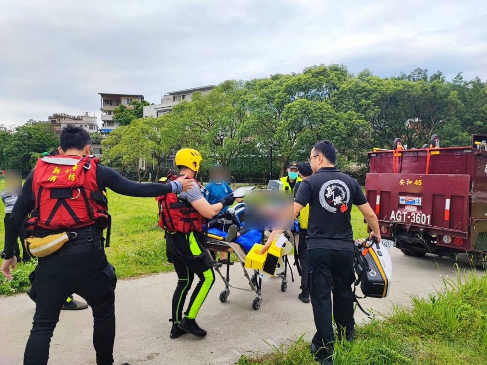 釣客被救起時已無生命跡象被送醫搶救。消防局提供