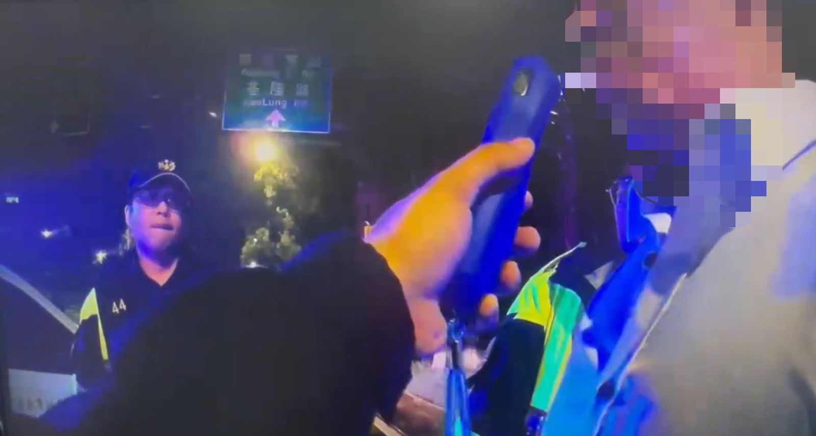 劉男被警方拖下車。翻攝畫面