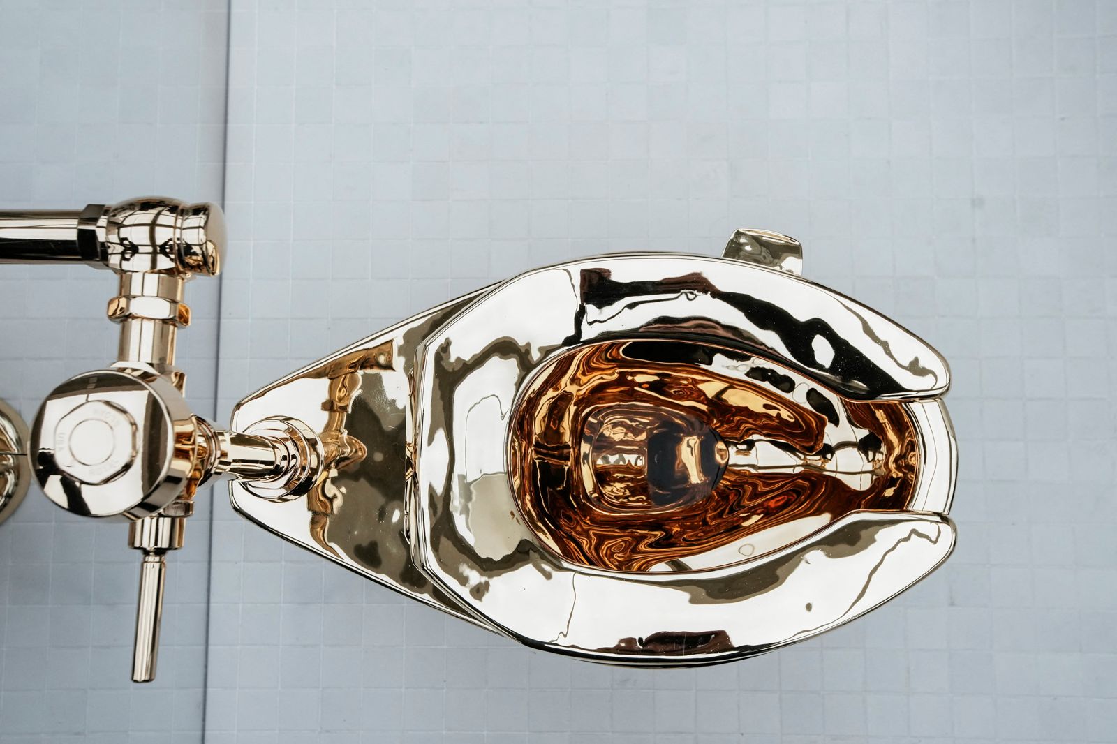 卡特蘭創作的另一座黃金馬桶曾短暫於紐約古根漢美術館展出,不過該作品後來已遭竊。圖/取自東方IC