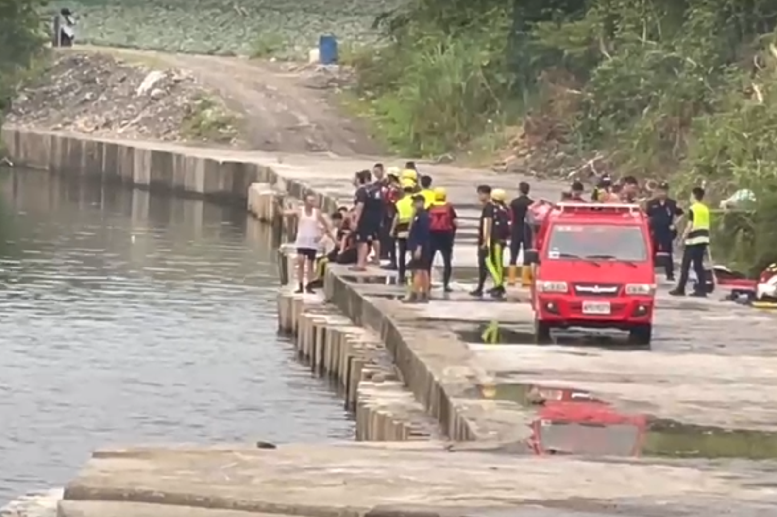 新北市消防局8日執行廣興橋救溺勤務發生船艇翻覆意外，造成消防員吳恩碩不幸殉職。圖／翻攝畫面