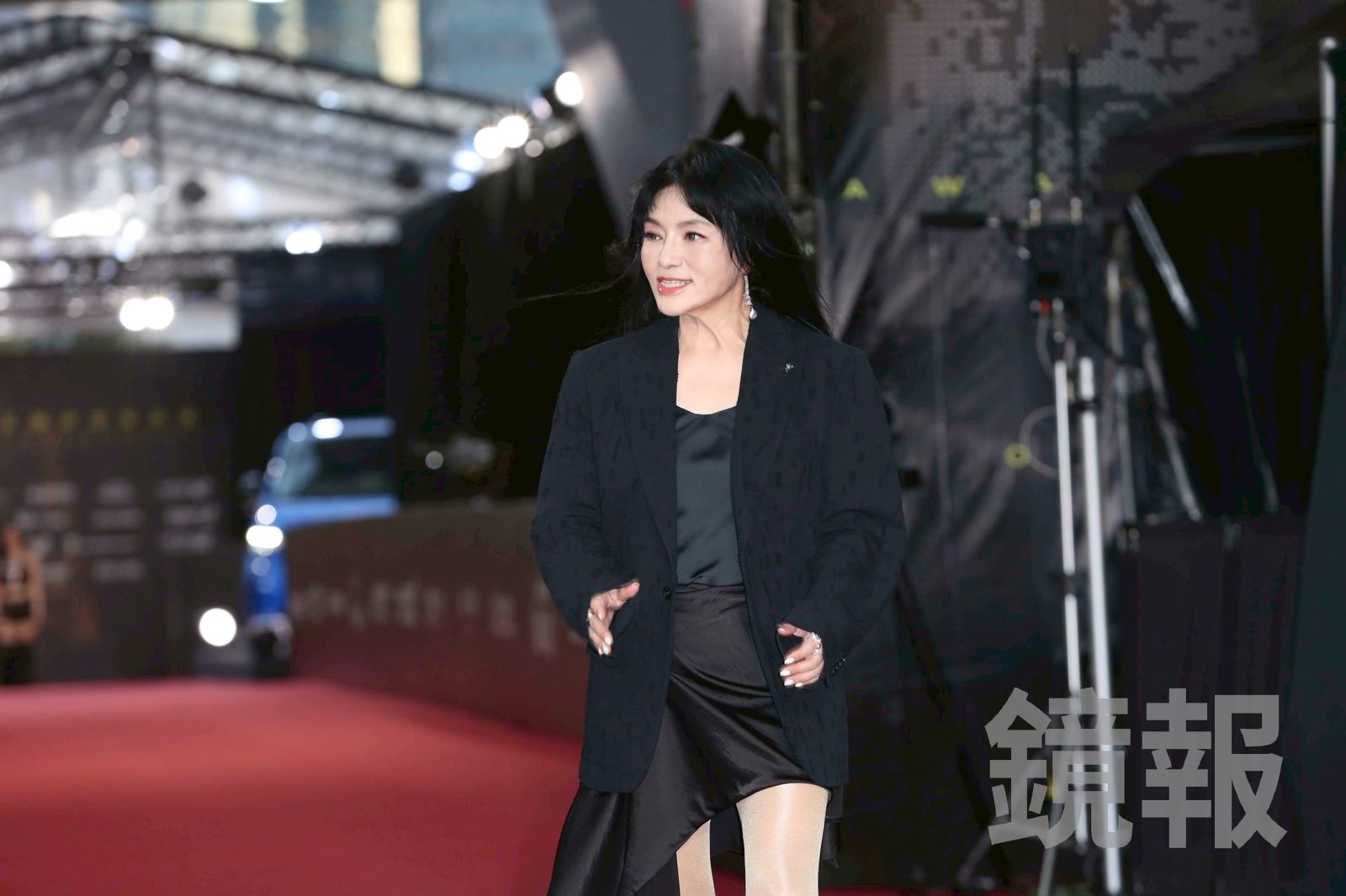 金鐘60/59歲唐綺陽紅毯瘦出新高度 最辣V臉「鉛筆腿」驚豔全網