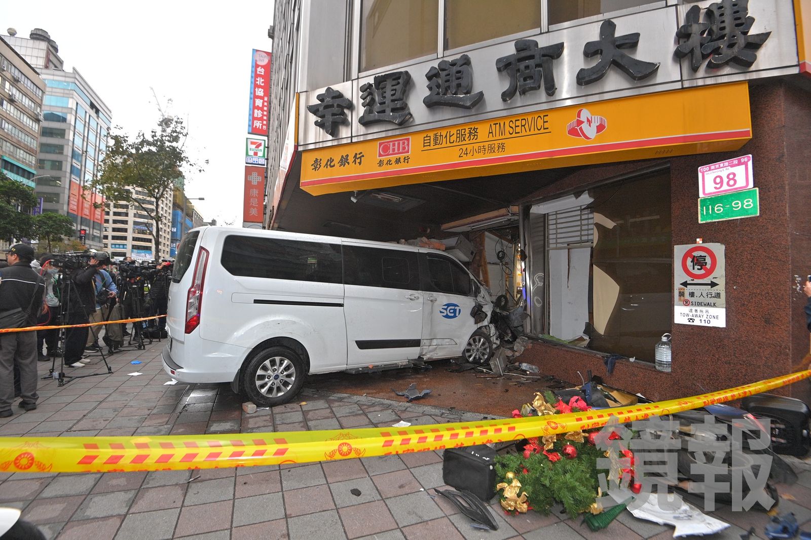 三立採訪車撞彰銀釀10傷 婦人腦出血倒地⋯警調監視器疑「闖紅燈加速」