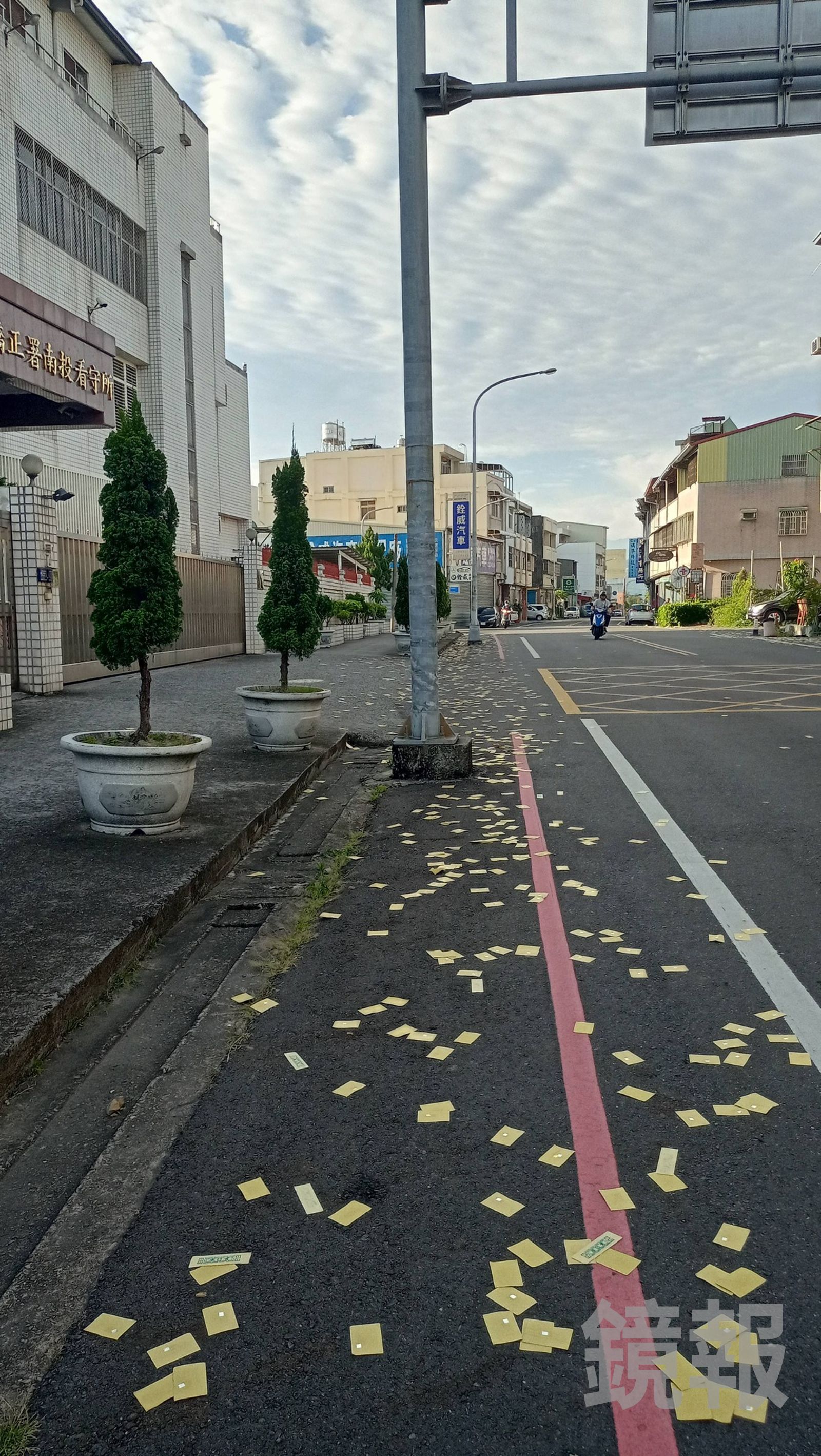 南投看守所外的道路滿地冥紙,看起來相當詭異。翻攝fb南投人聊天室 2.0