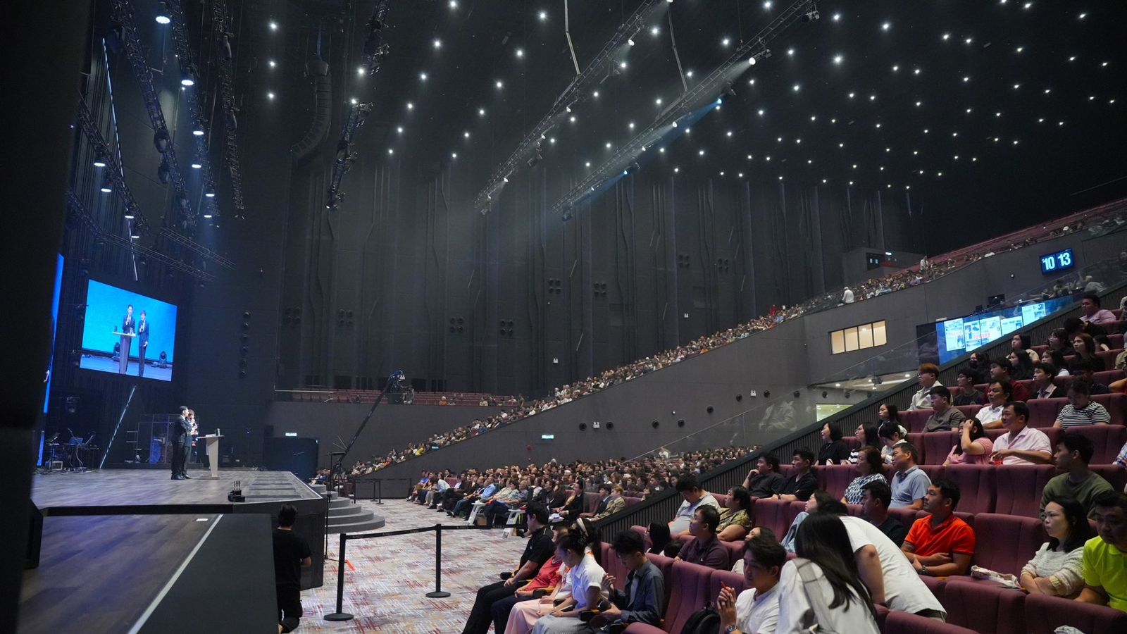 宋逸民在3千人面前獻唱。藝起發光教會提供