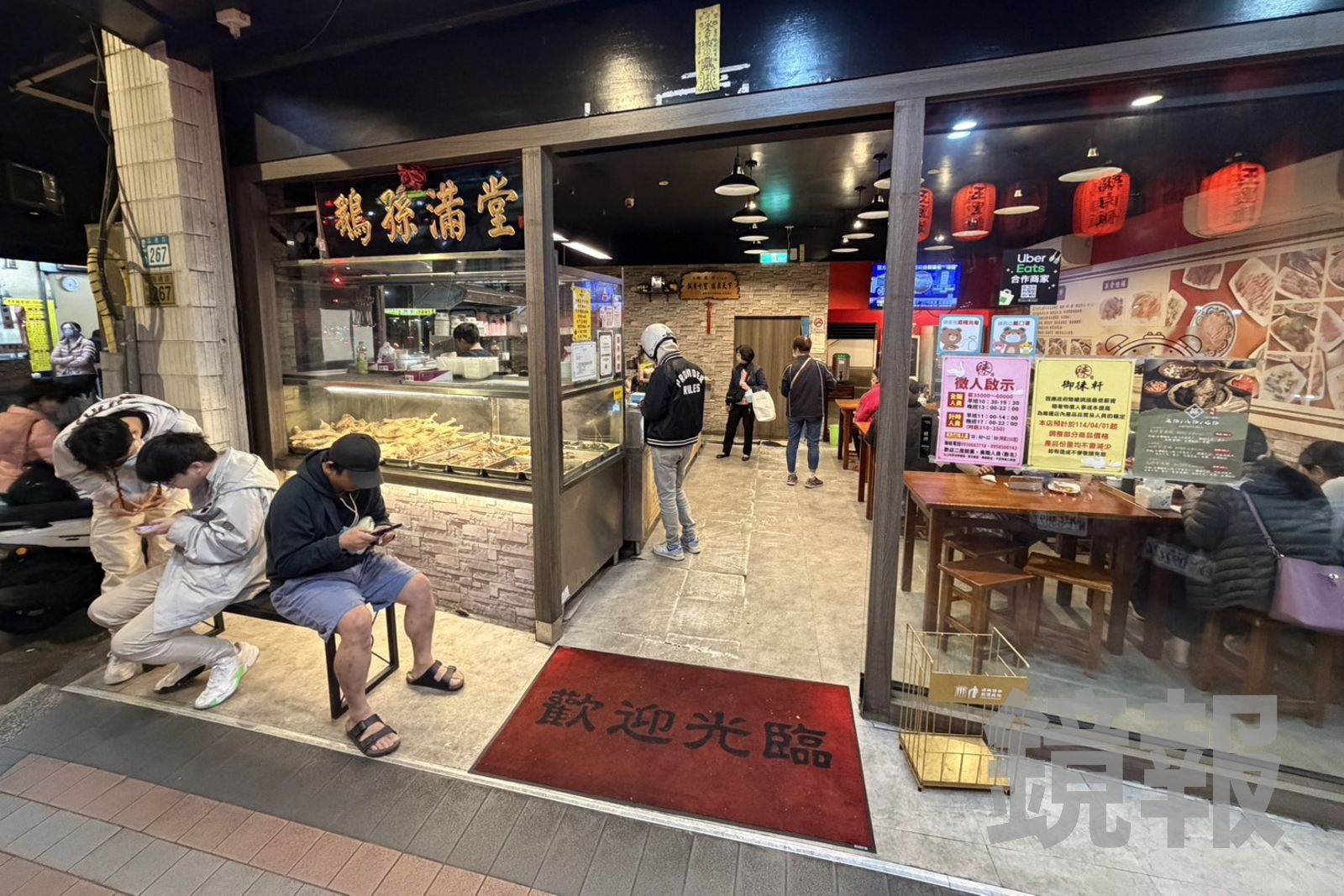 「御徠軒傳統鵝肉店」門口的匾額「鵝孫滿堂」很風趣,大量鵝肉全進了客人的肚子。