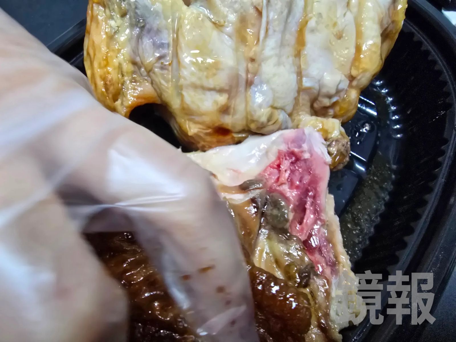 照燒烤全雞裡面沒熟，呈現紅肉的狀態，引發食安疑慮。民眾提供