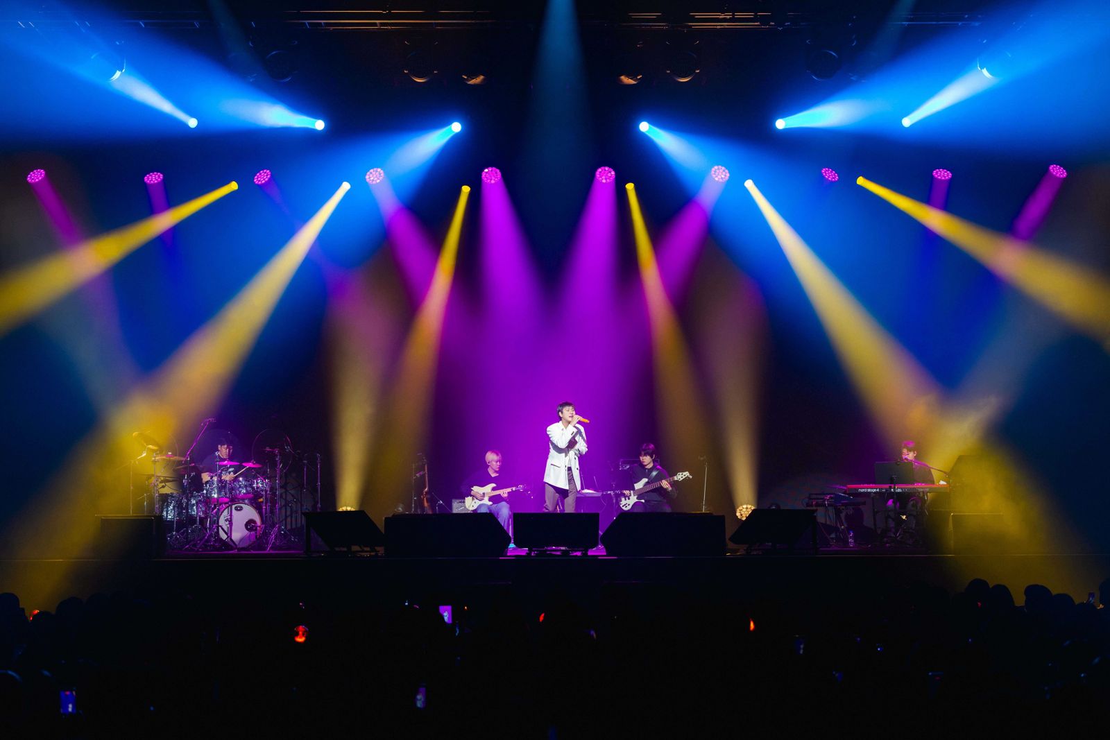 李茂珍被台粉寵壞！唱一半突現「玫瑰燈海」　他傻問：怎麼有這個？