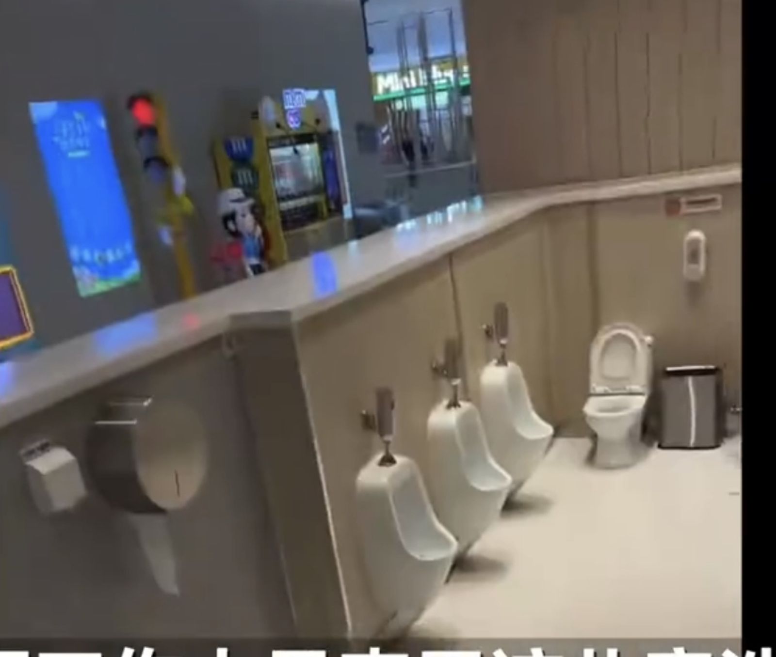 太尷尬！陸商場廁所「沒有門」隱私全無　男女廁「零隔間」畫面曝光