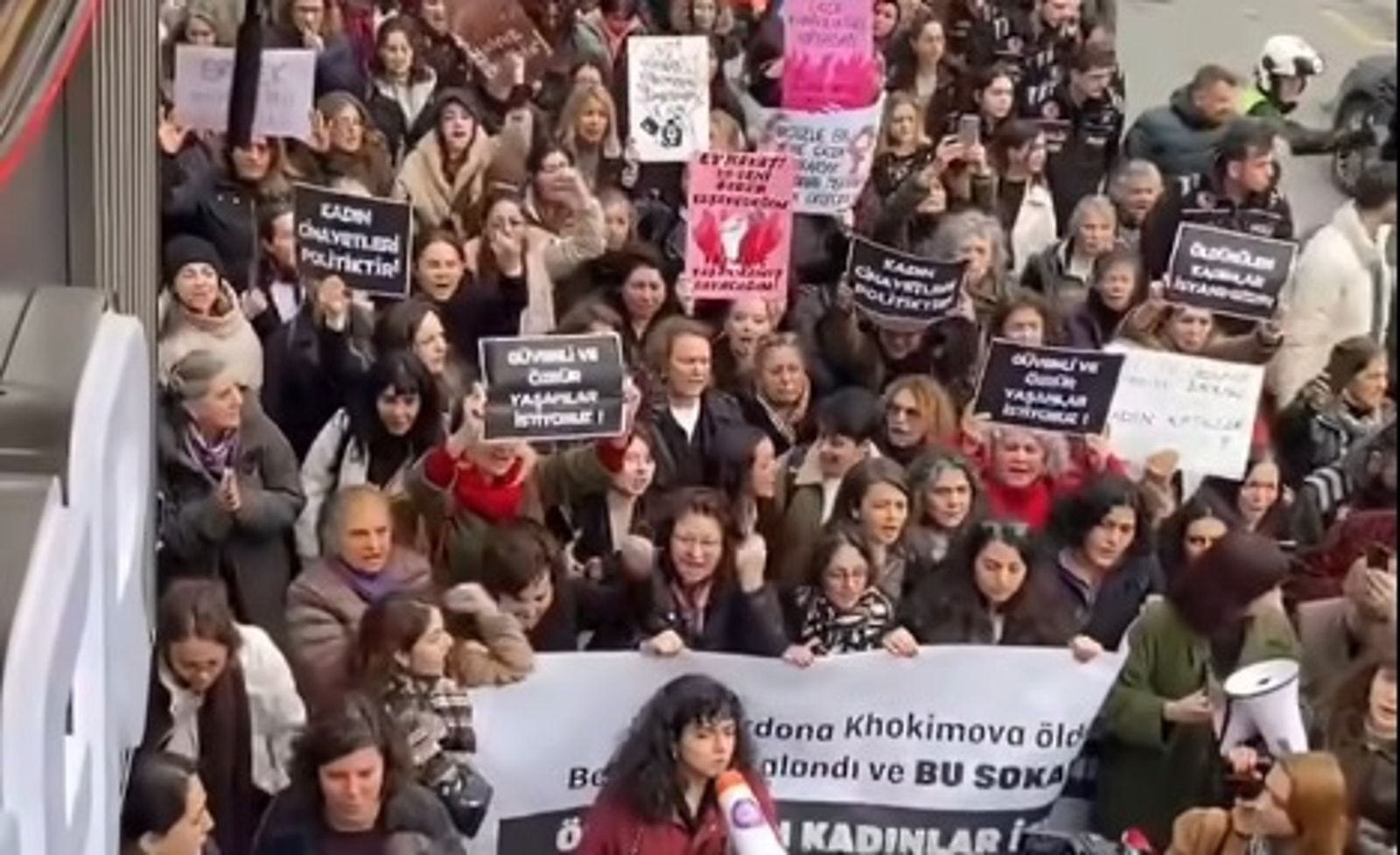 被害人悽慘的死狀引起當地婦女團體憤怒，數千名民眾走上街頭，向政府表達強烈抗議。圖／翻攝「Kadın Cinayetlerini Durduracağız」臉書
