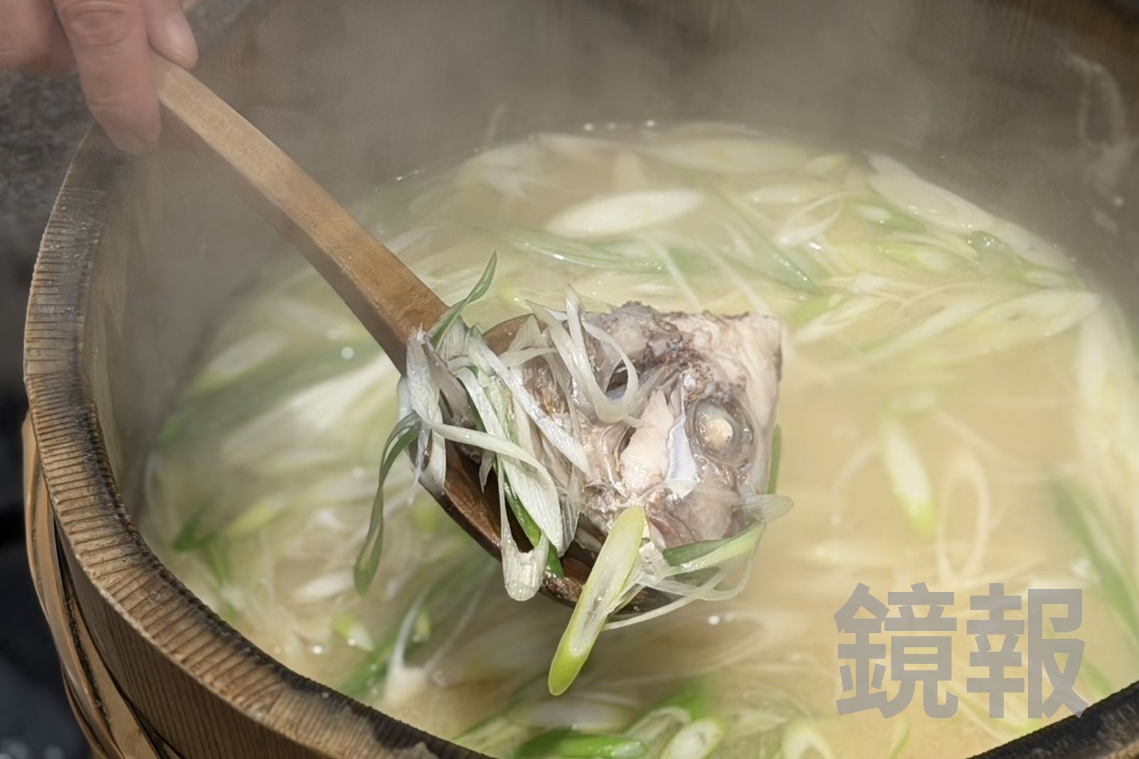 石燒鯛魚的湯頭味道很單純，能喝到魚鮮和味噌的鹹香。