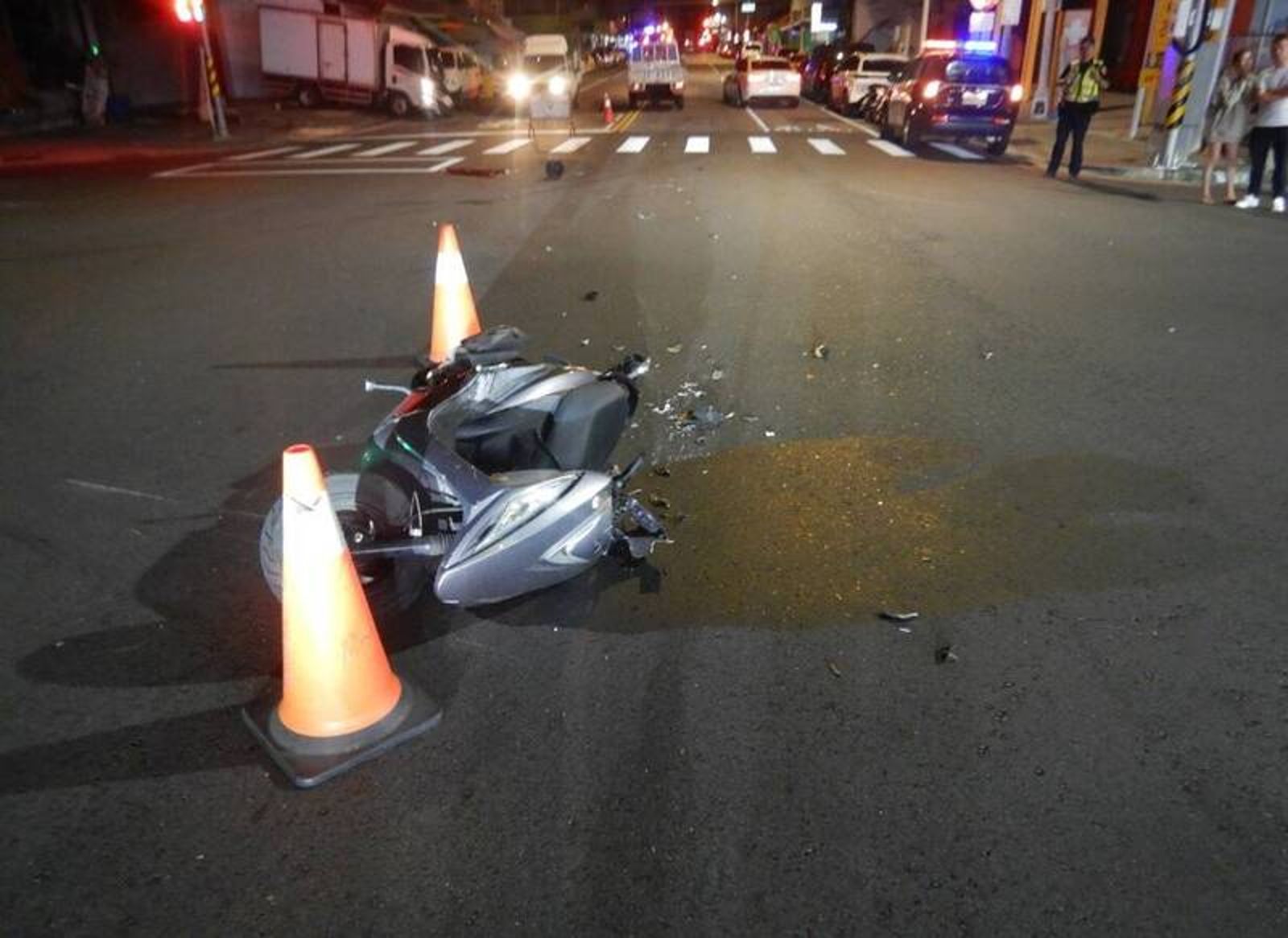 奧迪女駕駛疑闖紅燈猛撞機車 騎士噴飛重創命喪台中十甲路口