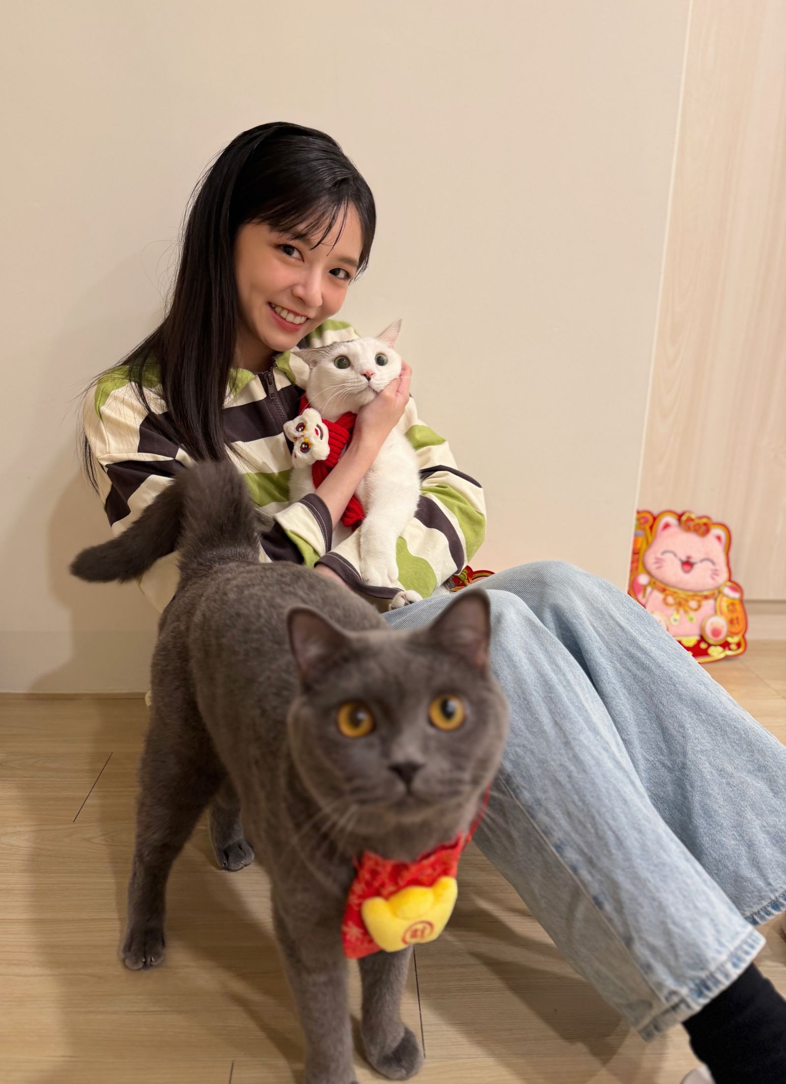 陳姸霏與愛貓Bubu與Deco。陳姸霏提供