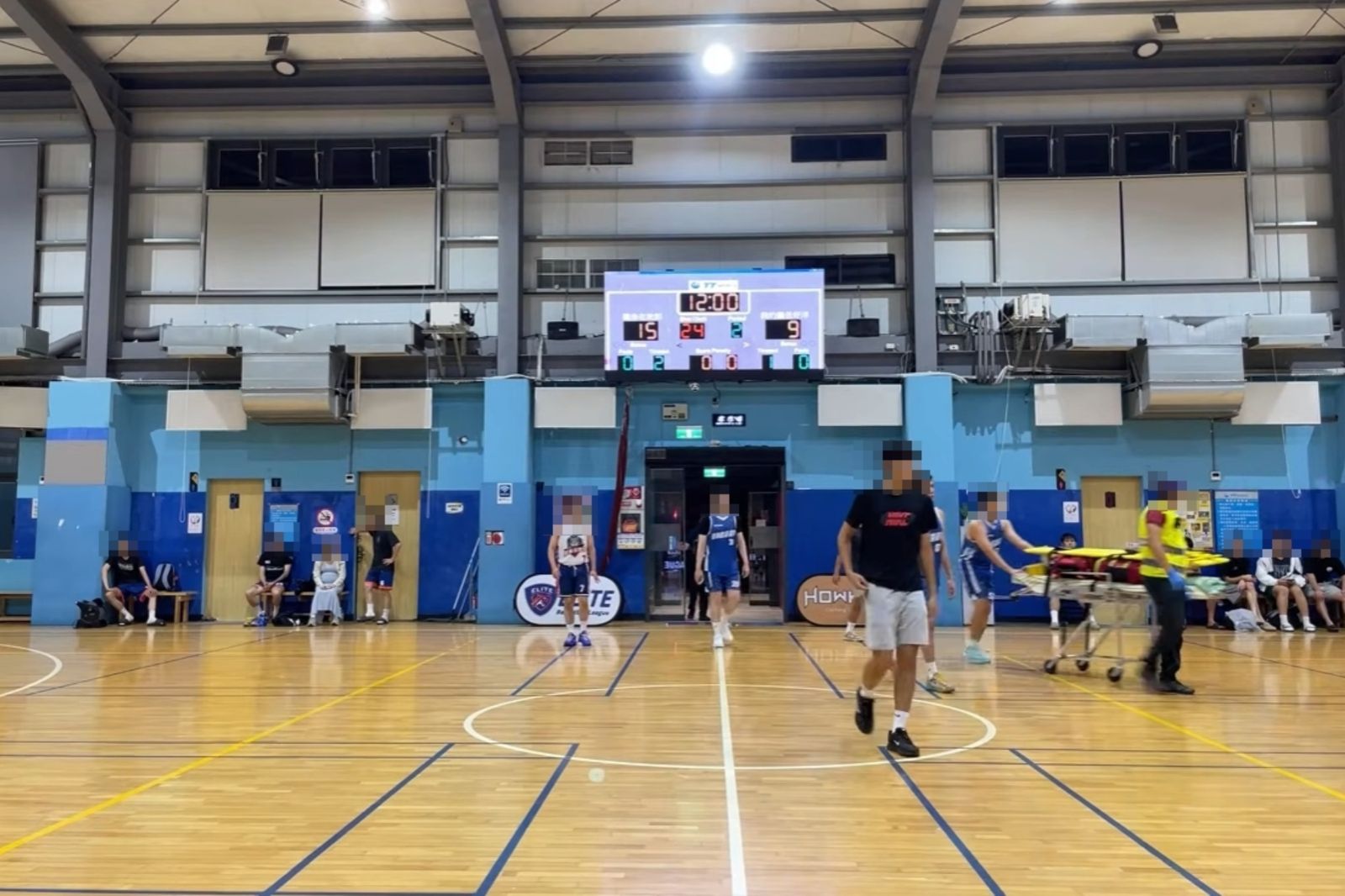 桃園中壢一場籃球賽中球員昏倒,急救人員到場急救。圖/翻攝自 Elite Basketball League 中壢場 YouTube