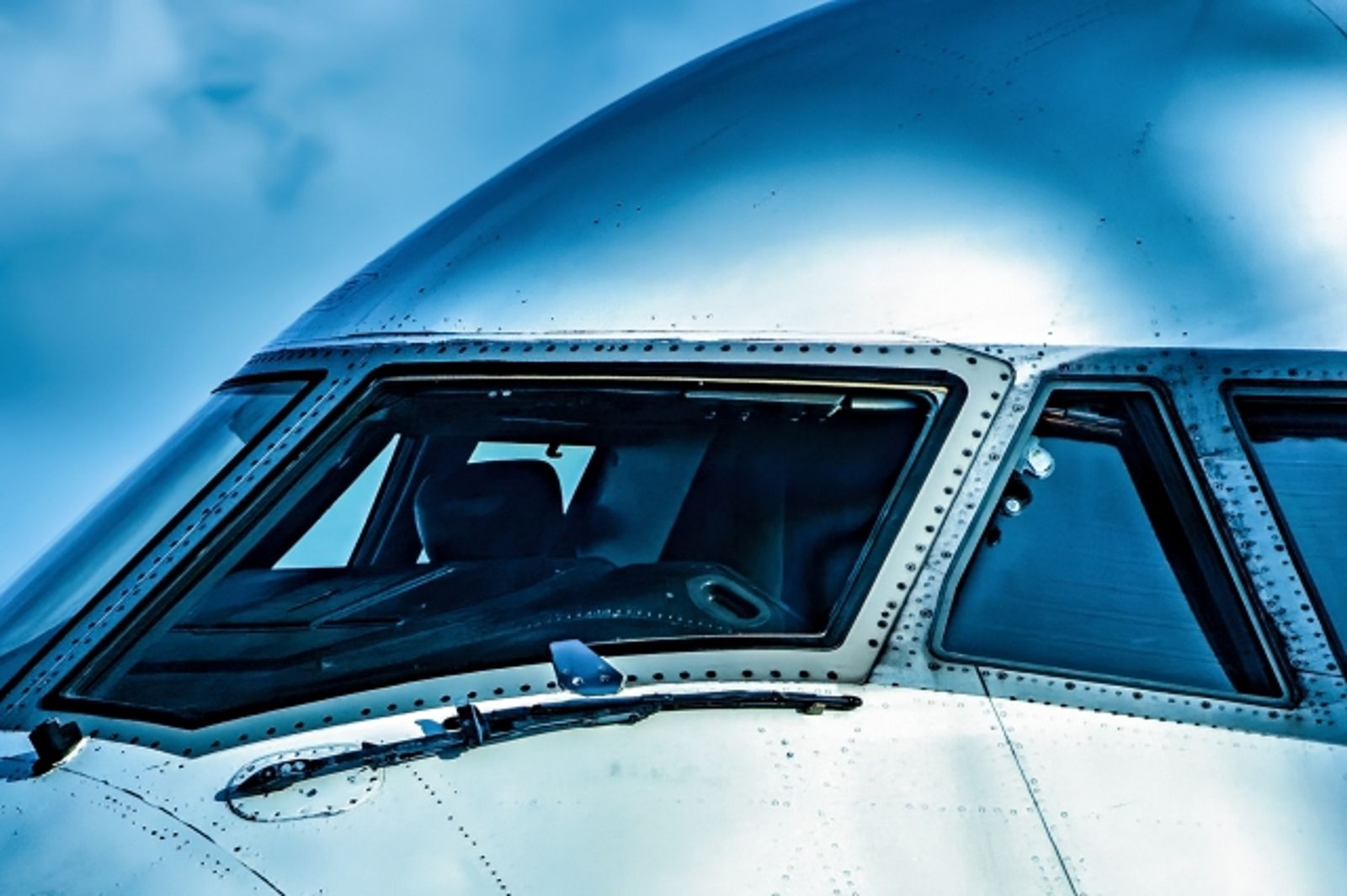 最新職類別薪資調查統計出爐！機師月薪32.3萬元最高　「這行業」2.9萬元最低