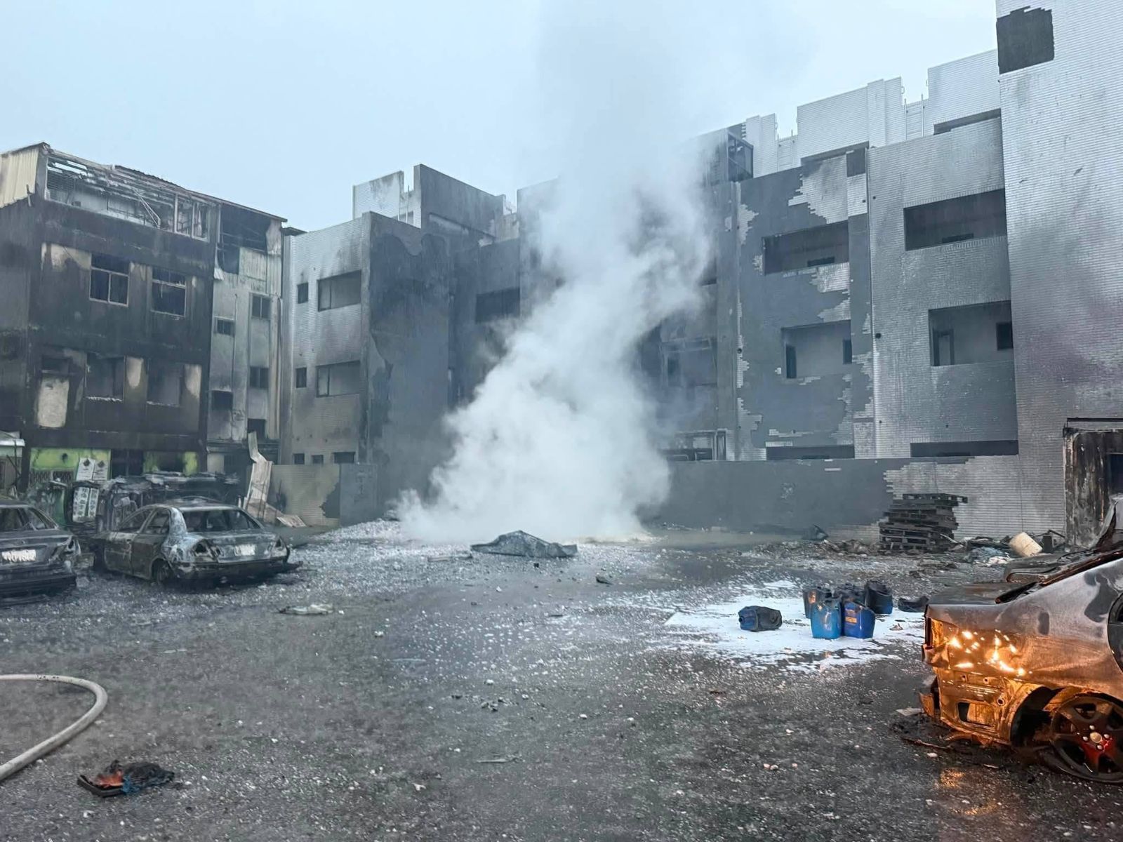 這張爆炸現場是彩色狀況拍攝,卻呈現宛如戰爭後的黑白場景。讀者提供