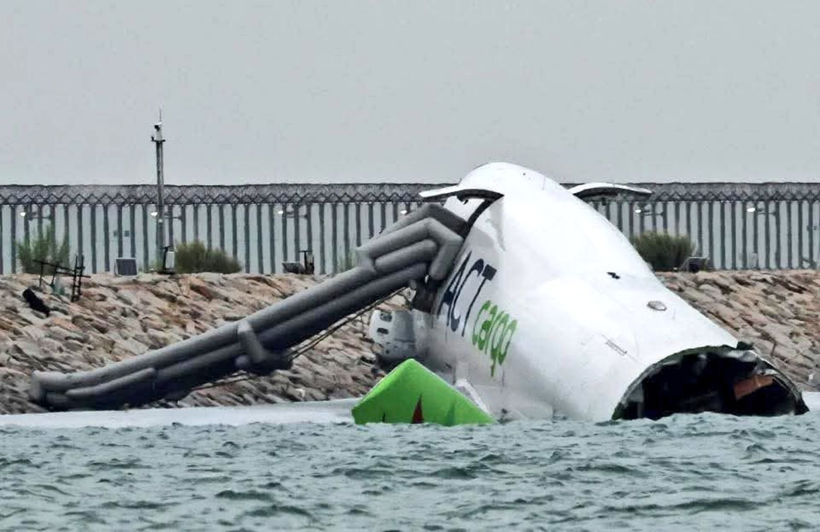 香港機場凌晨空難！貨機突衝出跑道「撞上地勤車後墜海」釀2死…現場畫面曝光