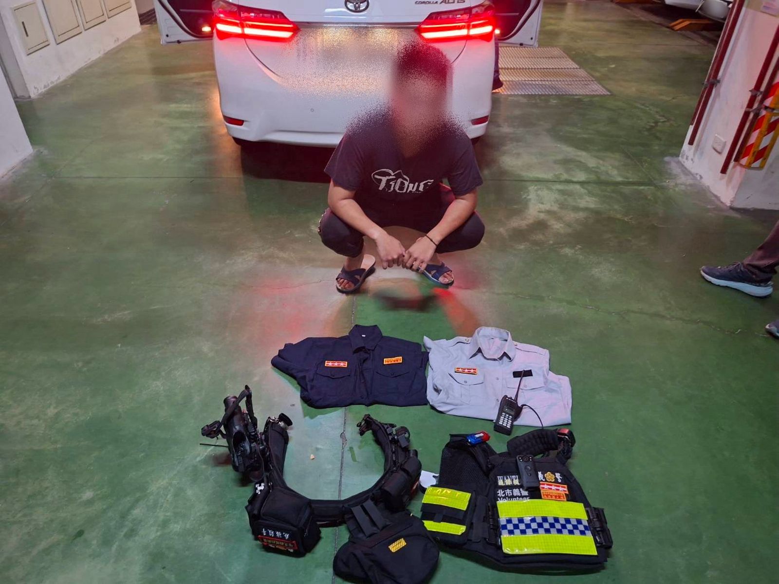 又是工程師！「全副武裝」扮警察衝火場指揮交通　真警傻傻分不清楚