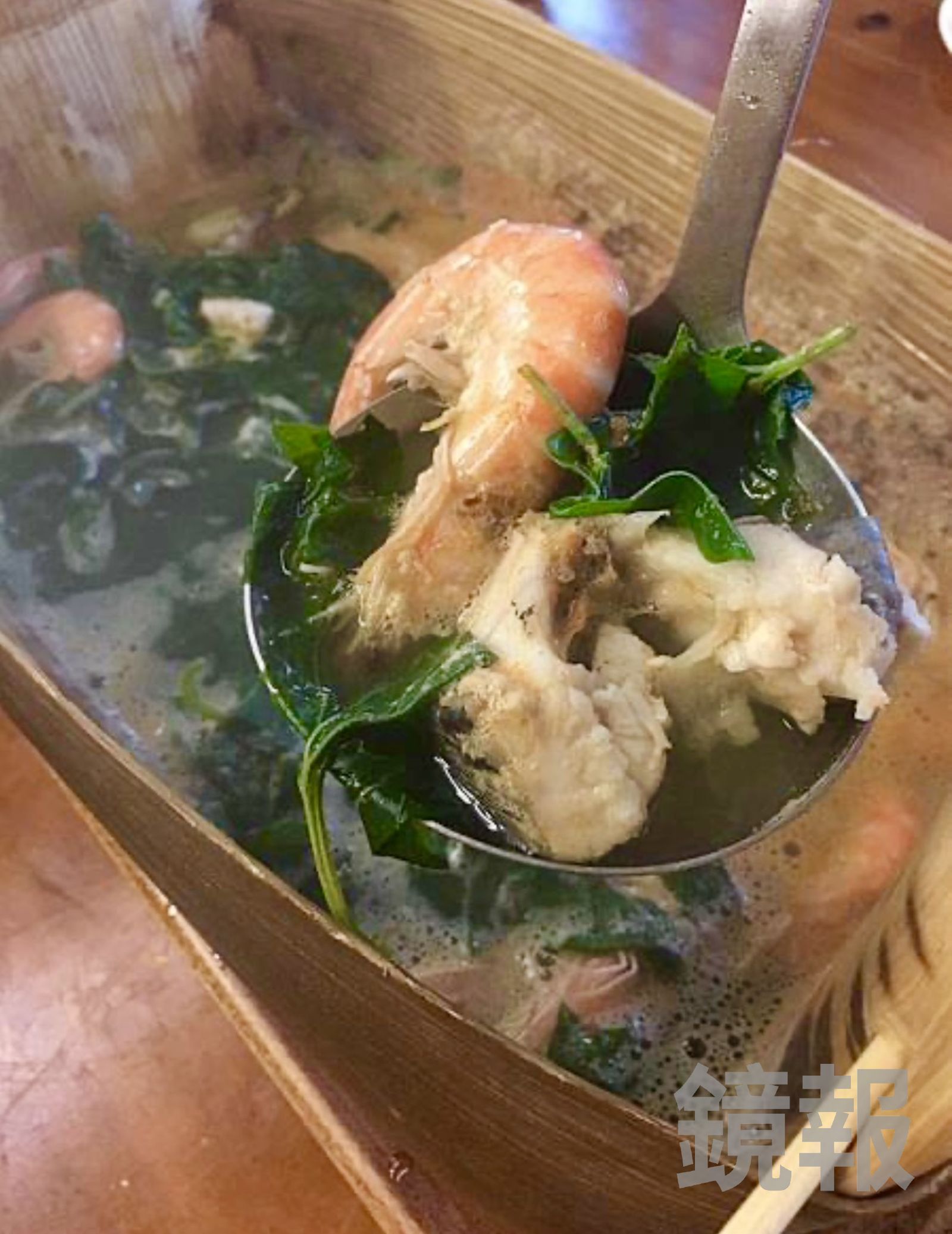 「紅瓦屋老地方文化美食餐廳」的「石頭火鍋」有野菜、蝦子、魚肉，味道更豐富。