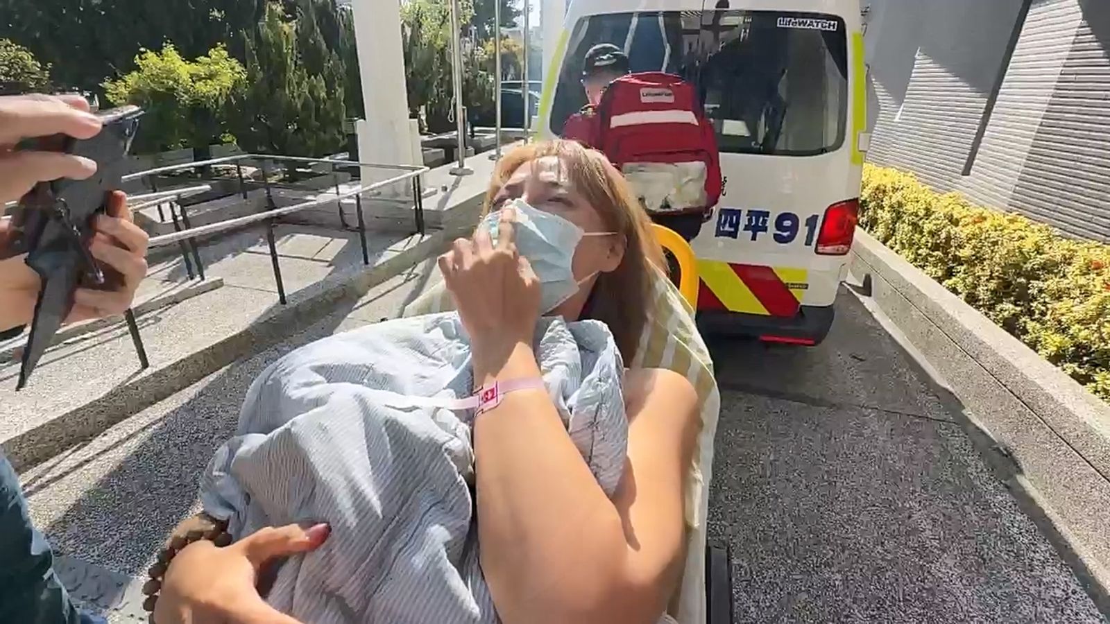 本土劇女星爆家暴!警局受訪崩潰換氣過度 擔架抬上救護車 怒控前夫:我要告