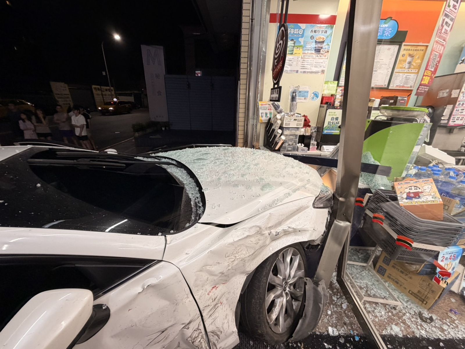 陳男車輛發生事故後衝撞便利商店大門。翻攝畫面