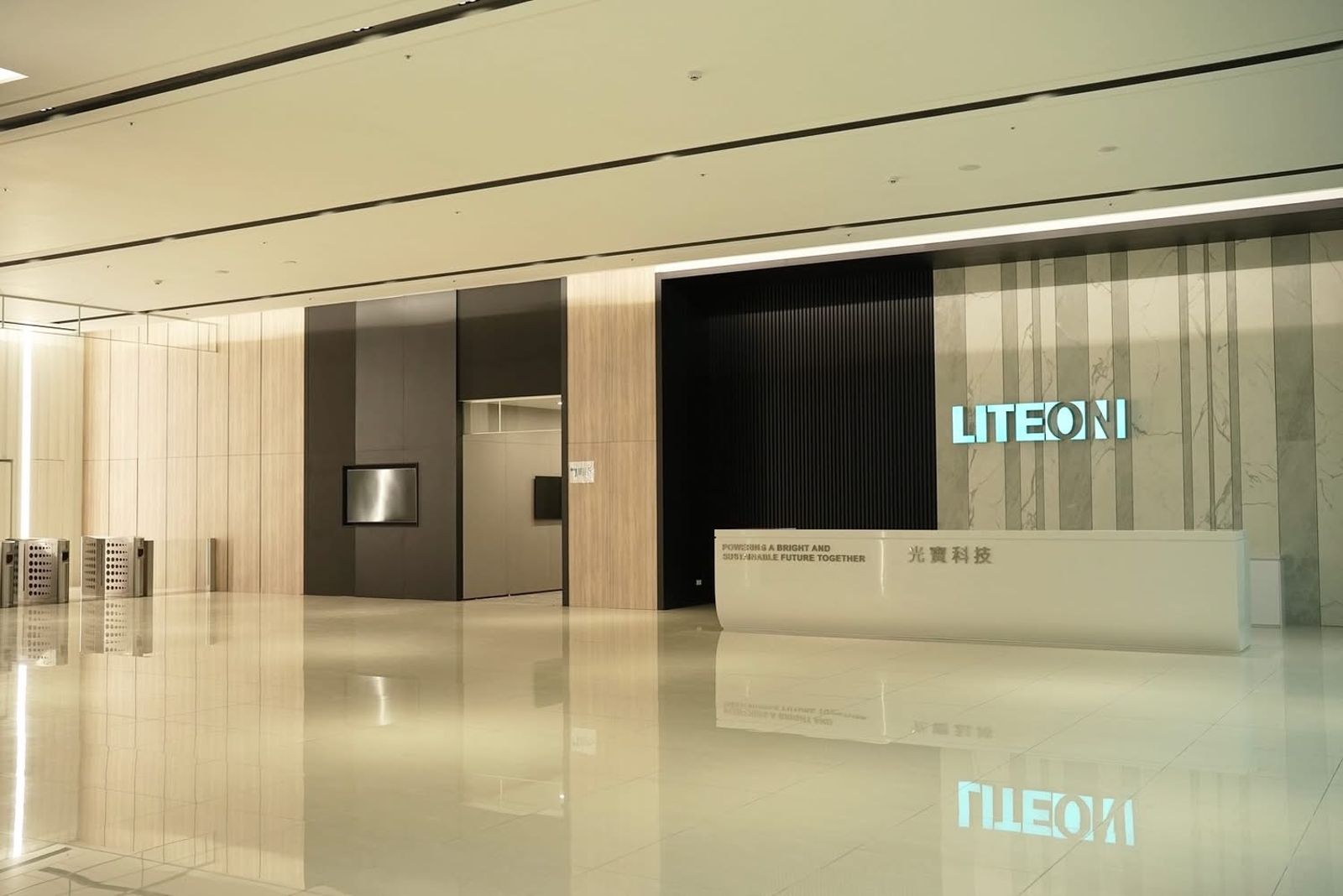 工作壓力山大?光寶員工全裸逛大廳 全場驚呆