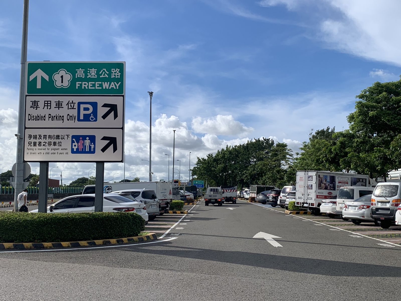 國道服務區停車位最多只能停4小時。圖/翻攝自高公局官網