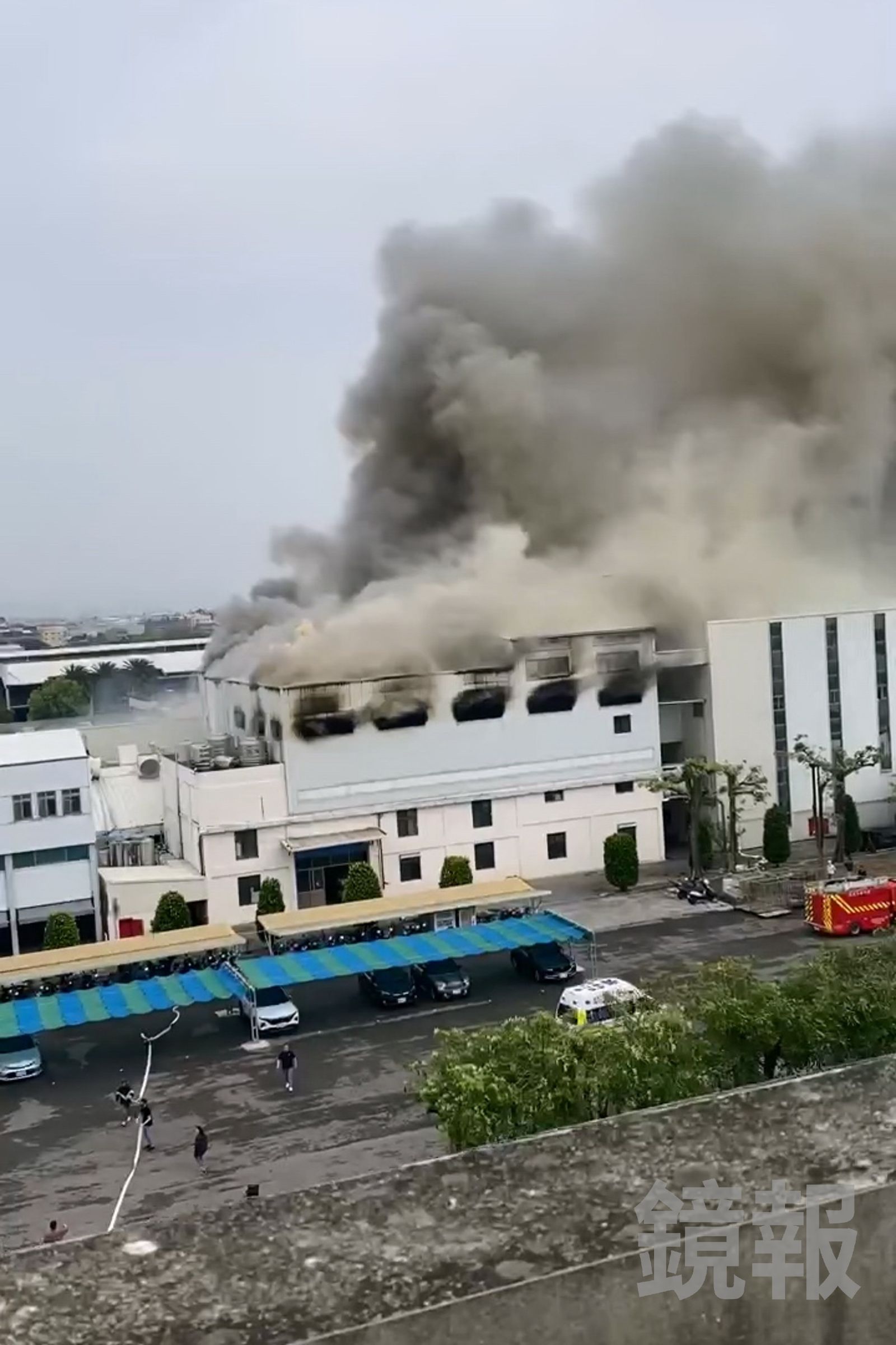 彰化福興鄉有「織帶王國」美譽的二億企業發生火災，現場濃煙密布。民眾提供