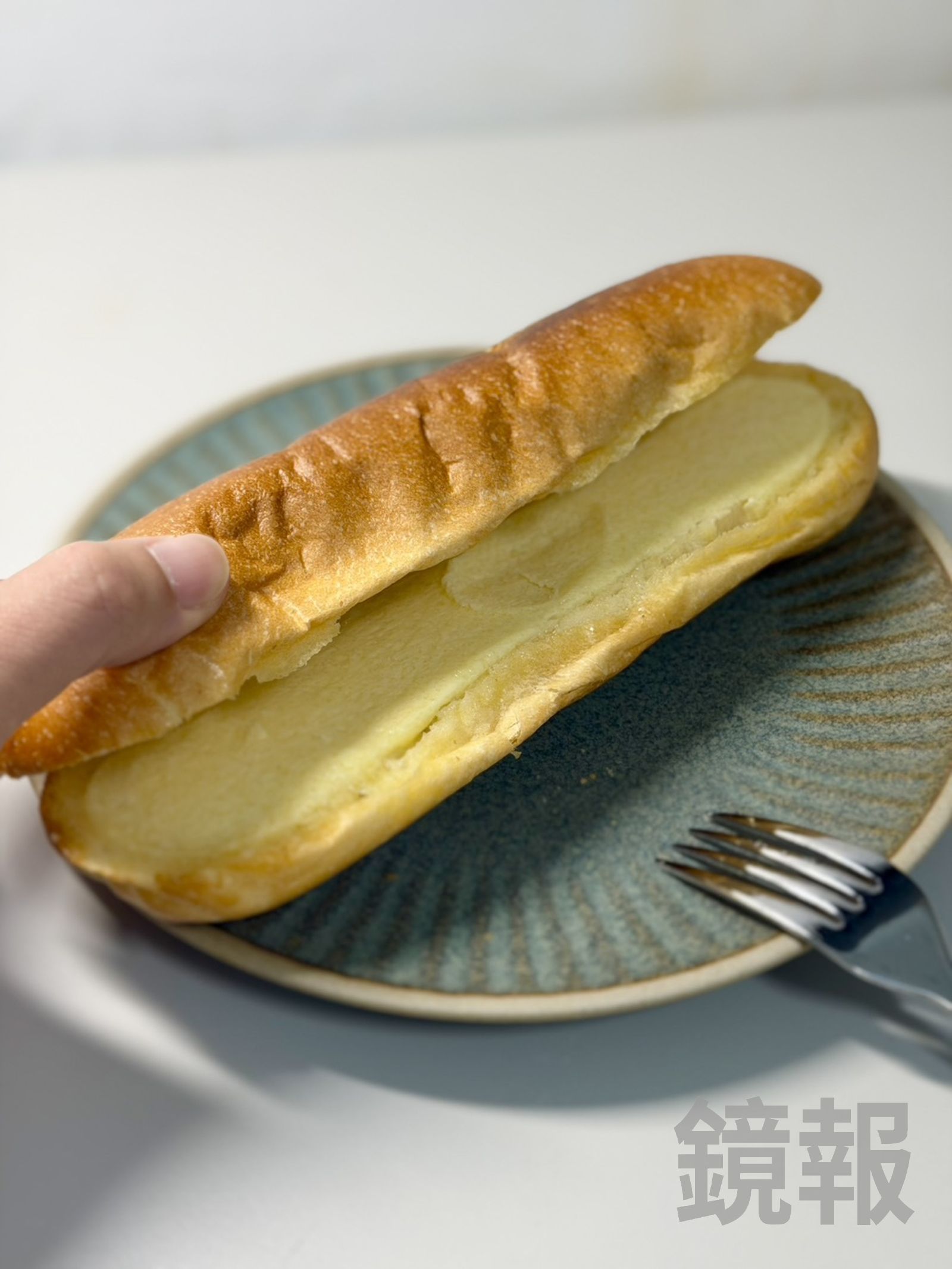 凍過再烤的「維也納牛奶麵包」，外皮變得很酥脆，奶油餡冰涼濃香，就像冰淇淋。