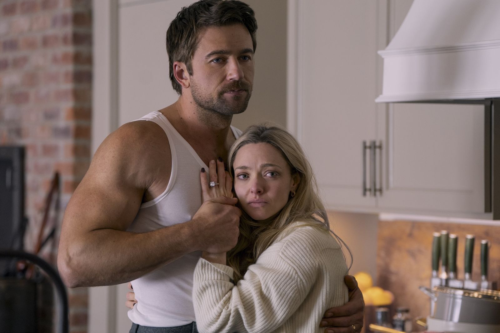 布蘭登斯克勒納（左）、亞曼達塞佛瑞（右）在《家弒服務》中飾演夫妻。車庫娛樂提供