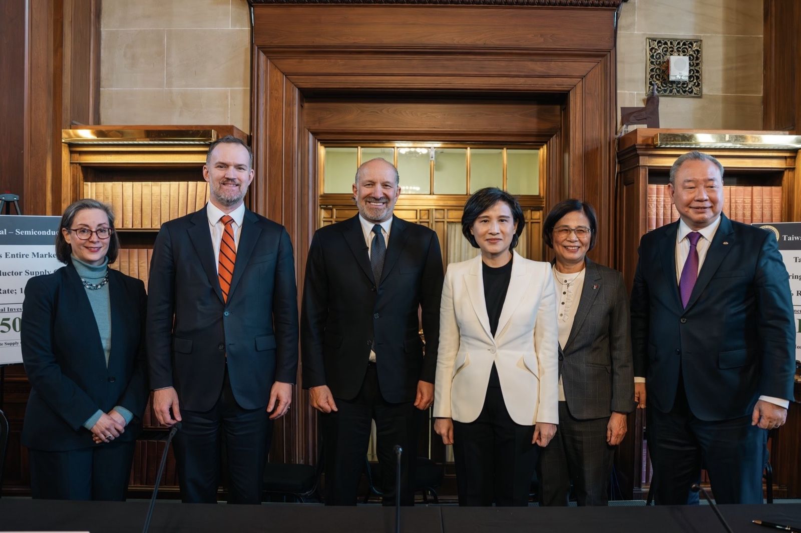 經貿新局影響／2張合照都有「她」！他酸：黃國昌天花板是鄭麗君樓地板