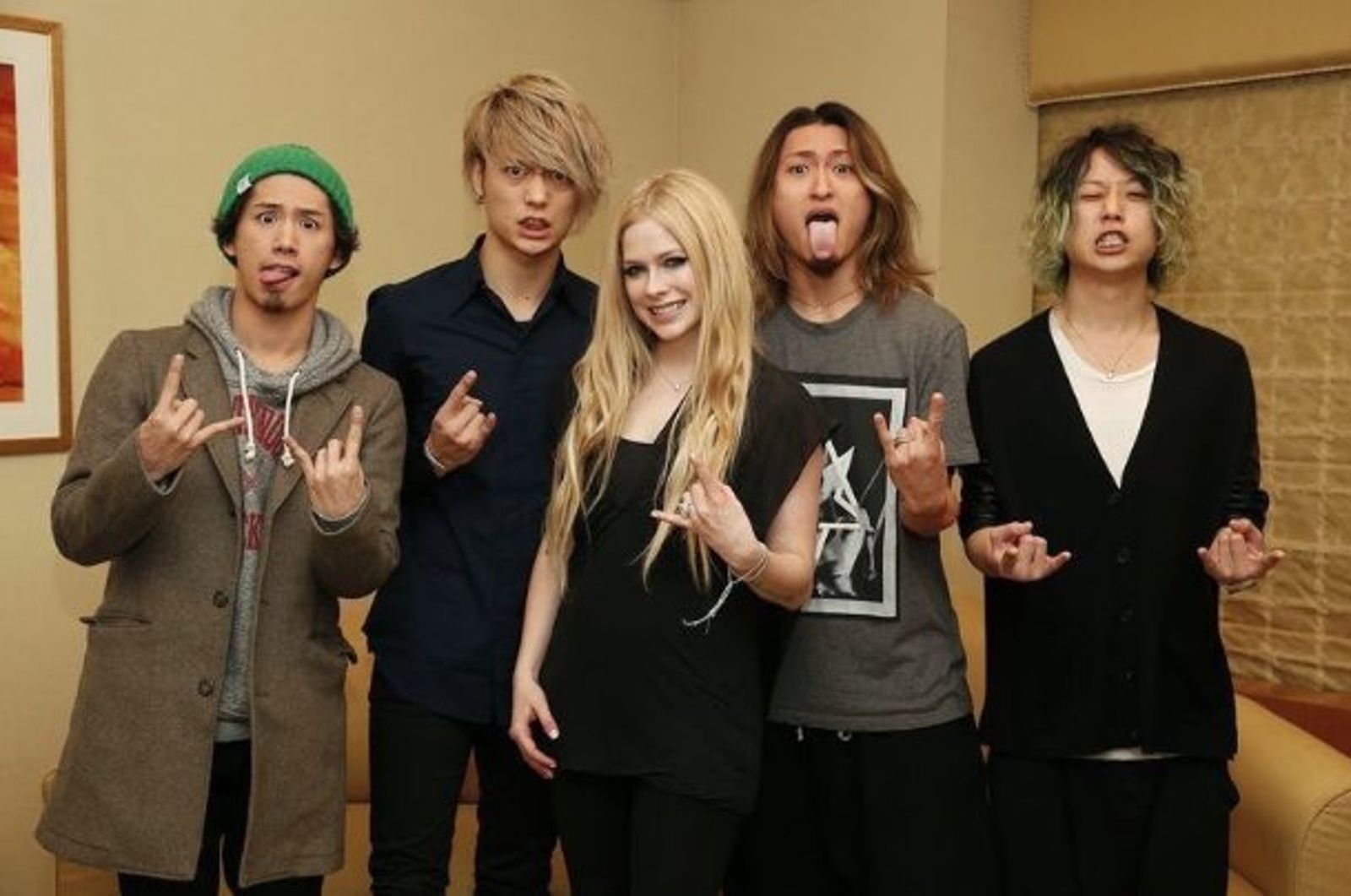 艾薇兒（中）曾在2017年與ONE OK ROCK合作發單曲，疑似音樂牽起紅線，讓妹妹與Ryota結緣。翻攝X@myxglobal