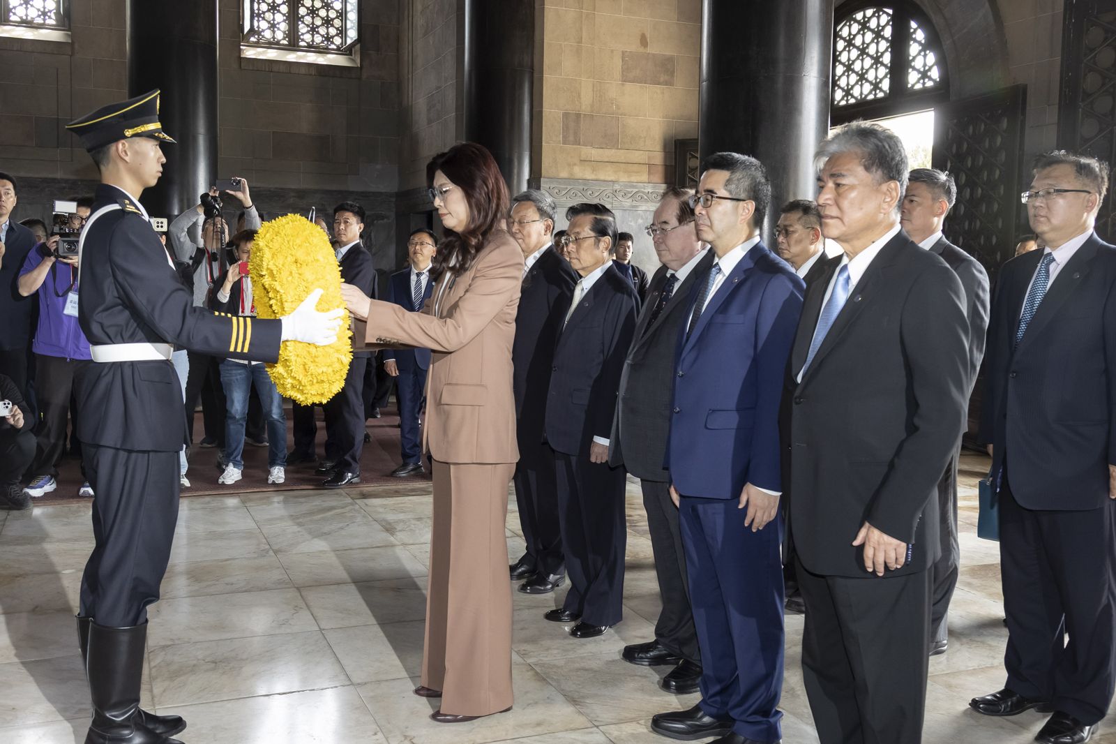 鄭麗文赴中山陵拜謁國父　祭文以民國開頭「象徵三民主義為憲法奠基」