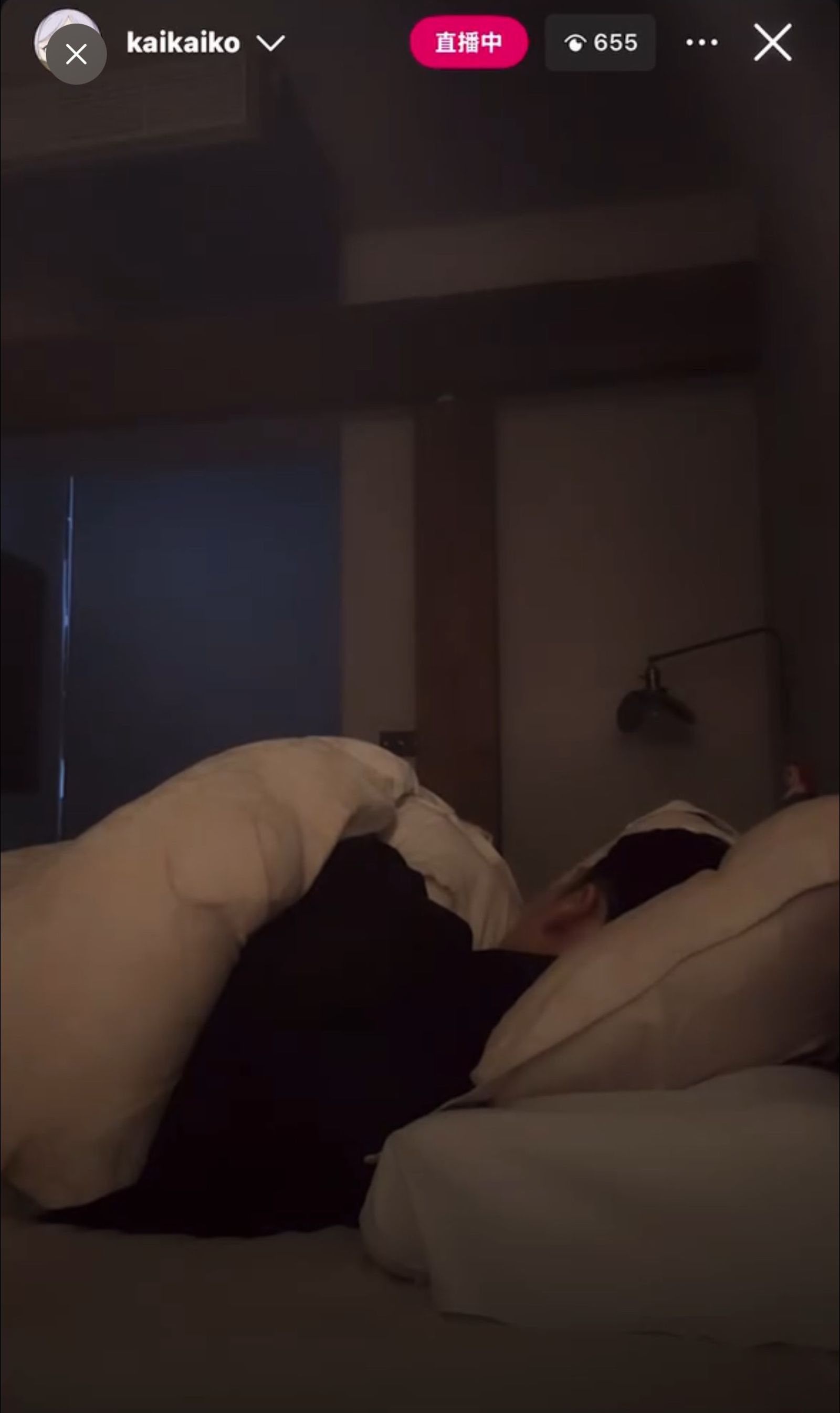 柯震東睡到翻身,舒適睡姿讓網友好奇寢具牌子。翻攝IG@kaikaiko