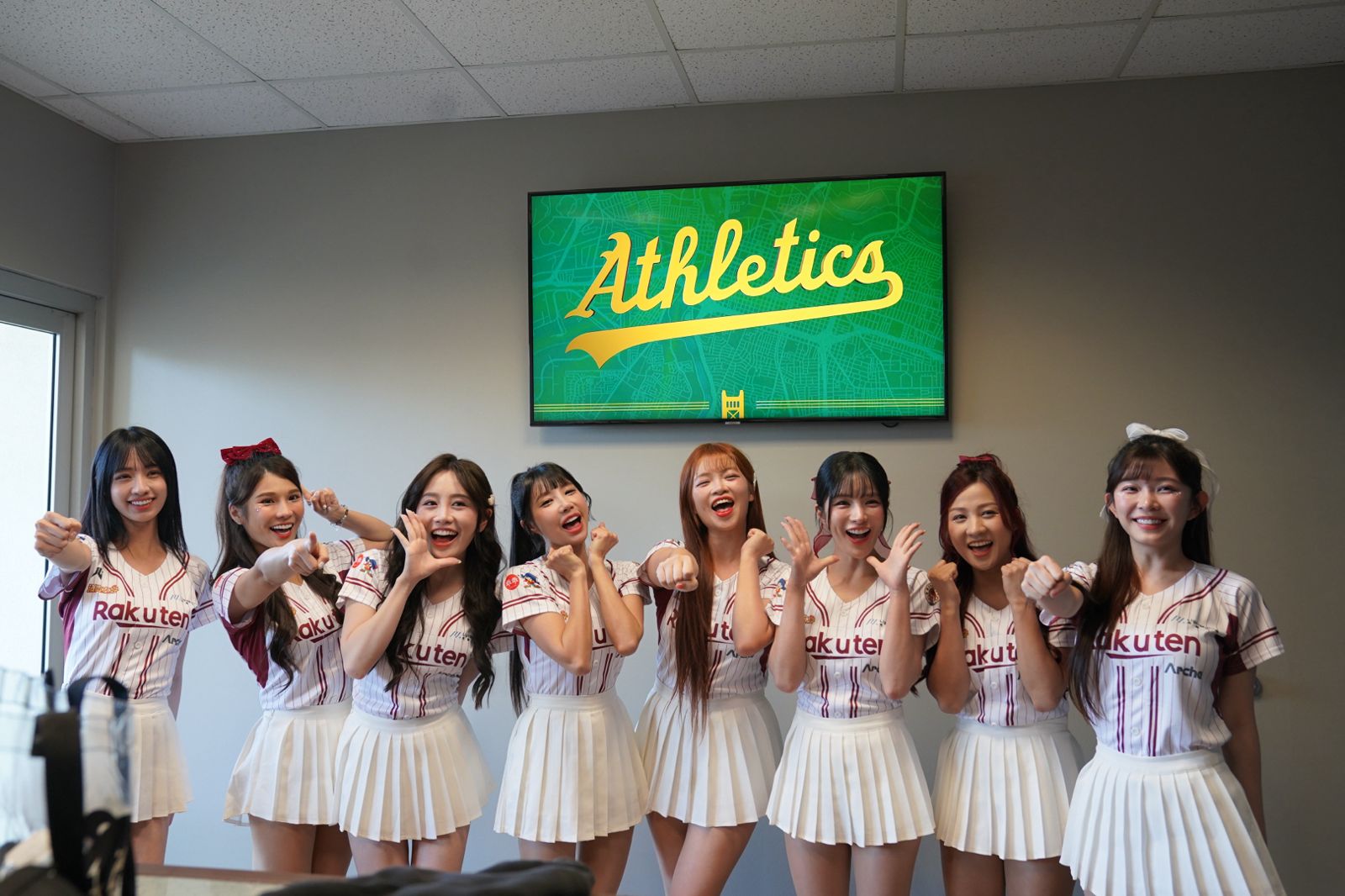 樂天女孩在運動家球場表演。樂天桃猿提供