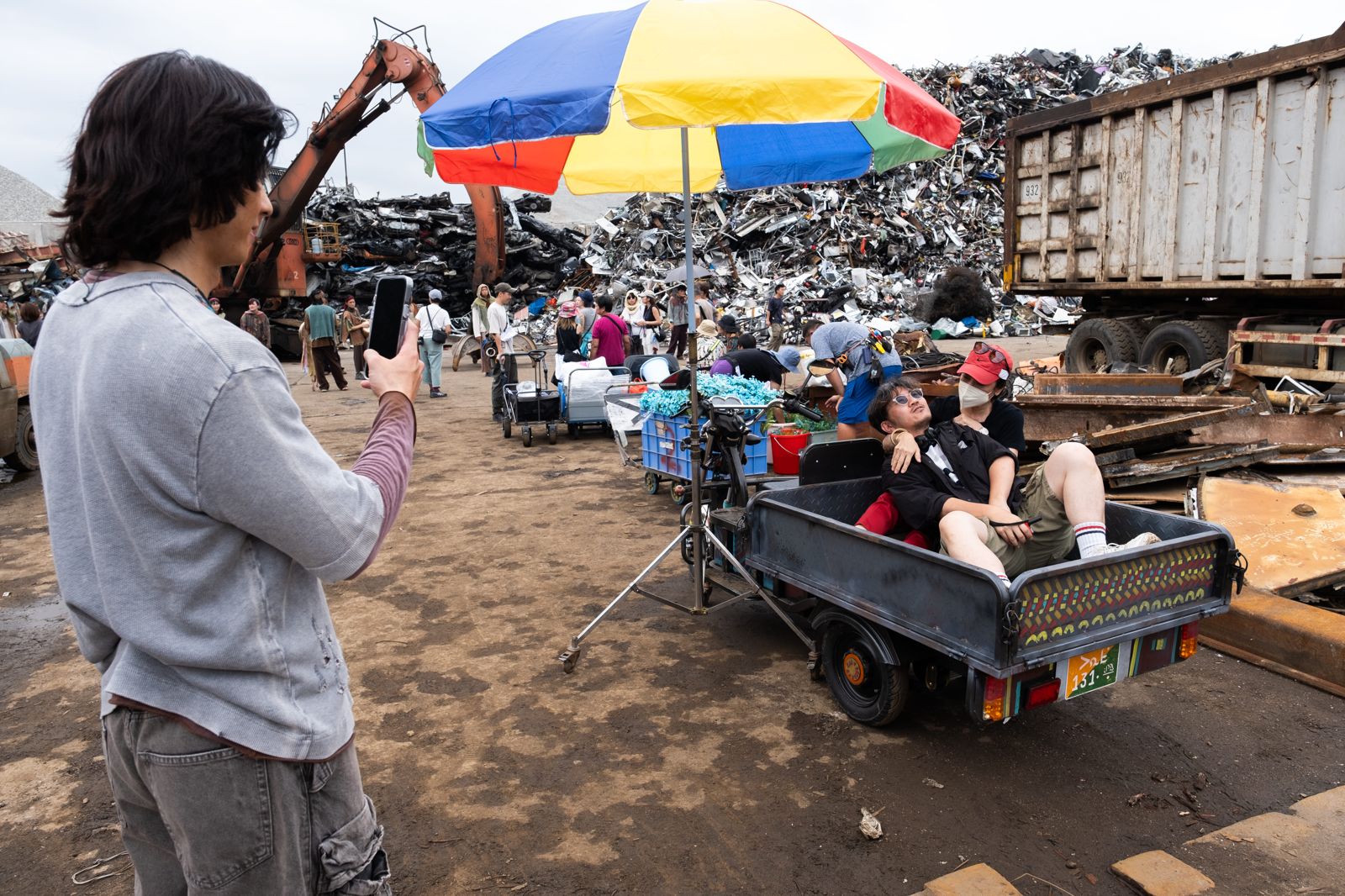 監製張艾嘉(紅帽者)與導演龔兆平親自排練片中橋段,許光漢在旁側拍。甲上提供