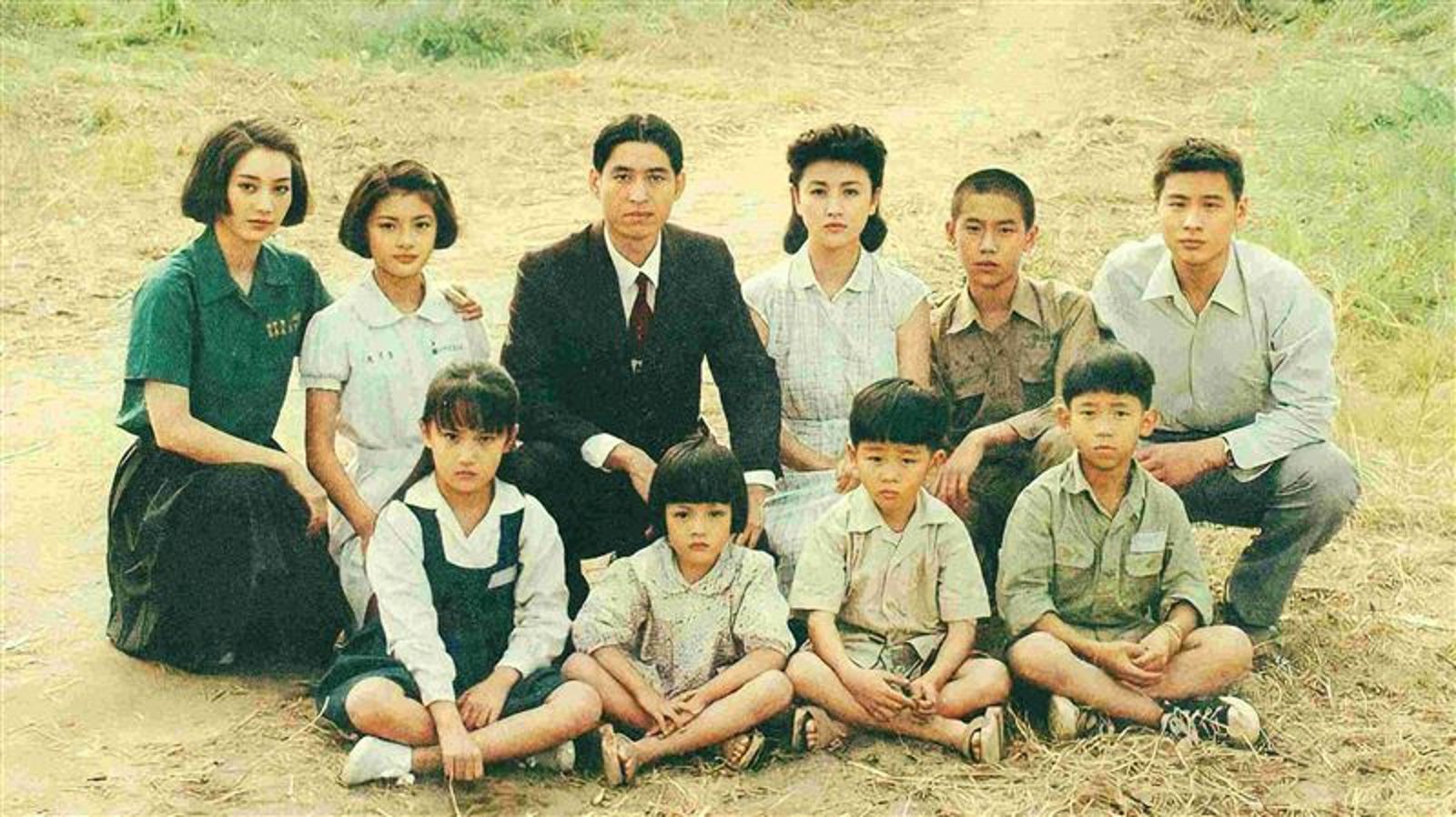 顏正國(前排右一)9歲參與《油麻菜籽》。海鵬影業提供