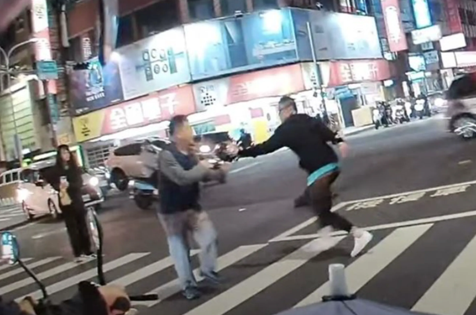台南男持修腳刀隨機刺行人 被害人「胃穿孔」逃命倒警局門口...凶嫌今起訴