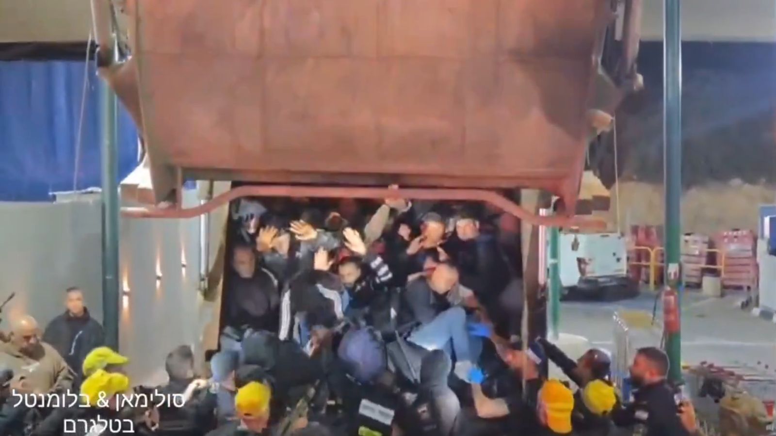 檢查哨驚見恐怖一幕!垃圾車竟成「移動人肉密室」塞滿60人…警持槍攔截闖關