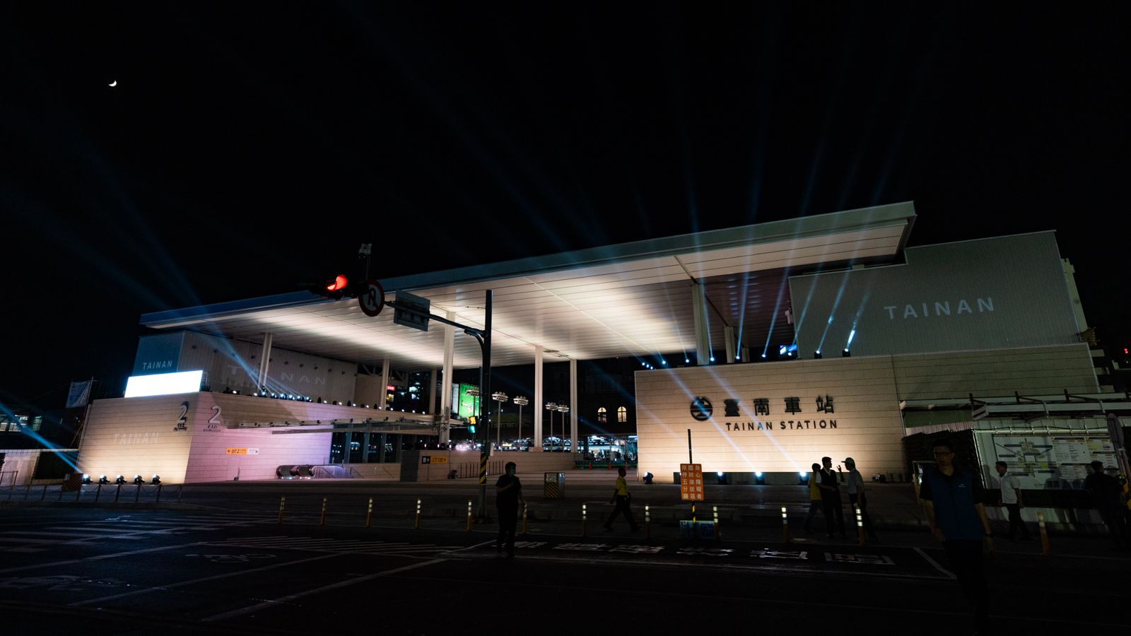 台南市區平面鐵路16日晚間10時29分最後一班列車駛離,17日清晨首班列車將正式駛入地下化軌道。圖/總統府提供